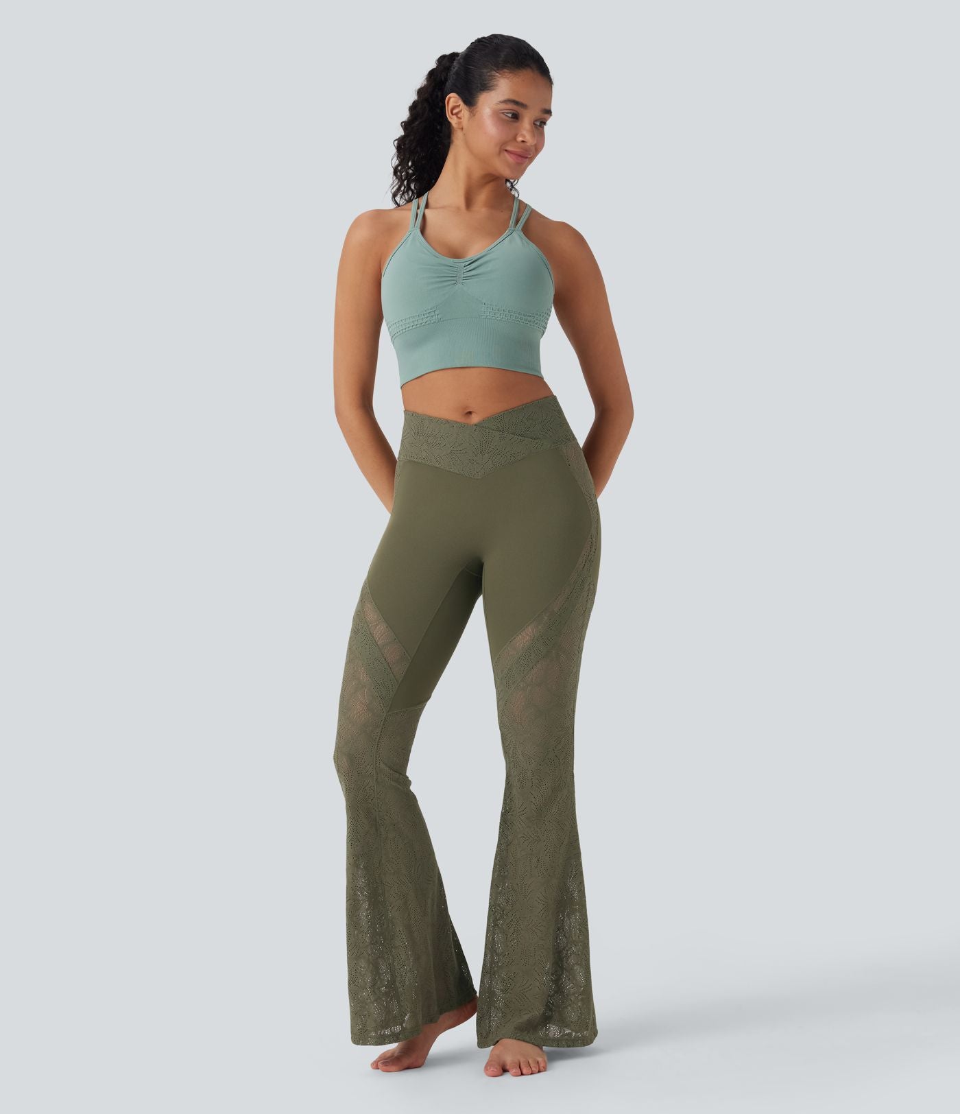 Pantalon de yoga évasé à taille haute croisée, poche arrière et dentelle