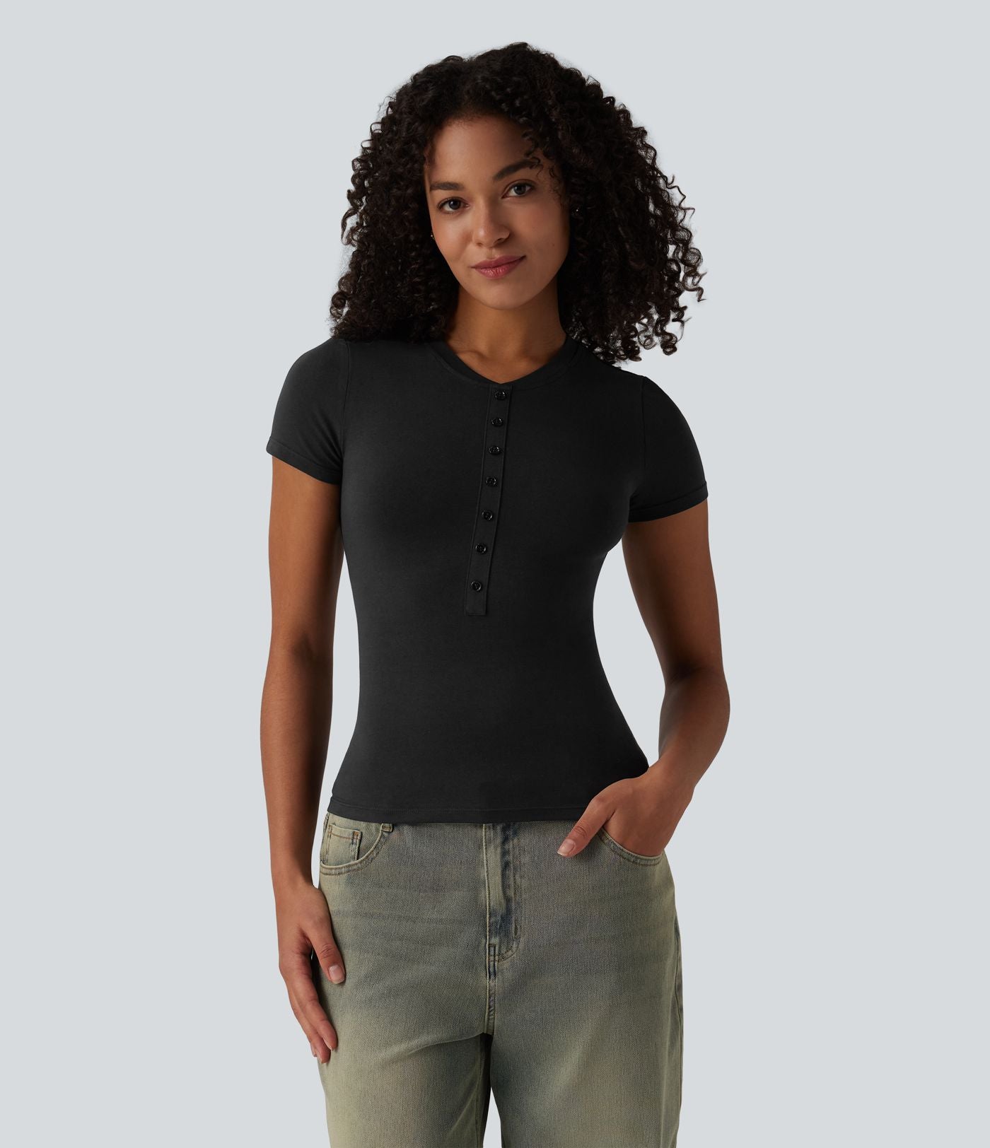 T-shirt Halara décontracté en jersey de coton, col Henley, manches courtes, coupe ultra-ajustée