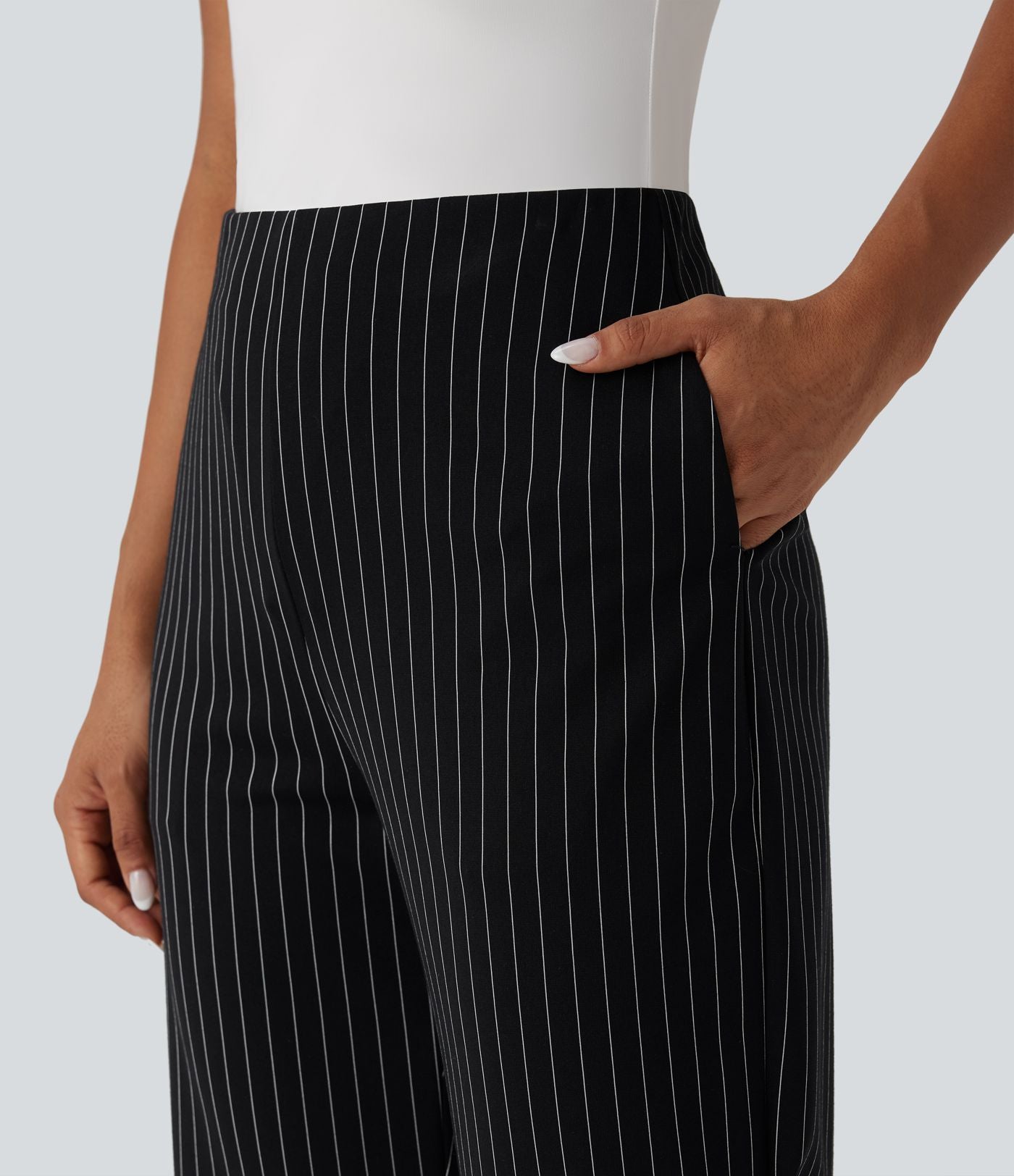 Pantalon tailleur rayé taille haute jambe droite avec poches