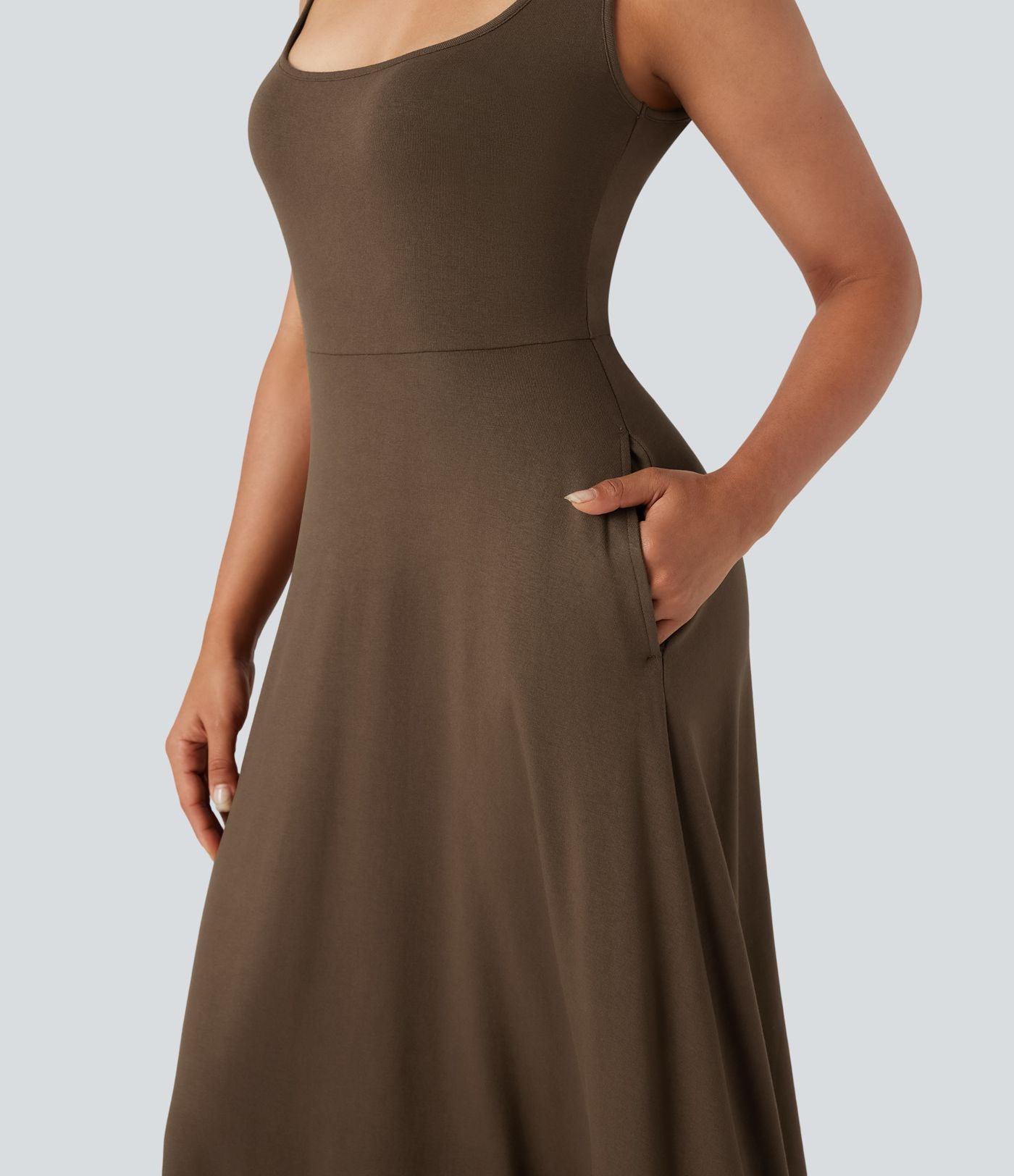 Robe mi-longue fluide col U sans manches avec poches