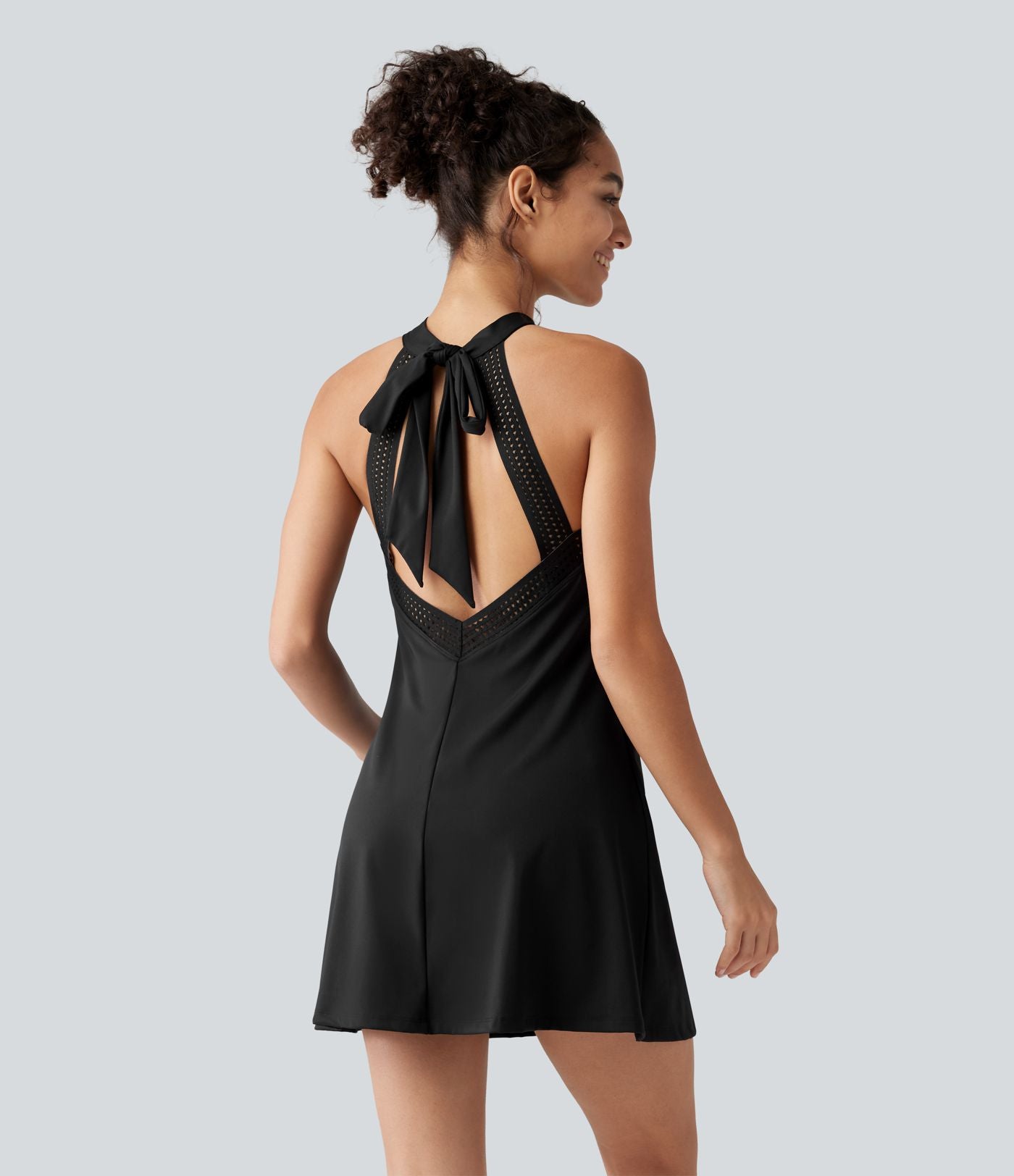 Robe-short mini SoftlyZero™ Airy effet frais InstantCool pour le yoga longueur allongée avec dos noué, coussinets amovibles, poche et protection solaire UPF50+