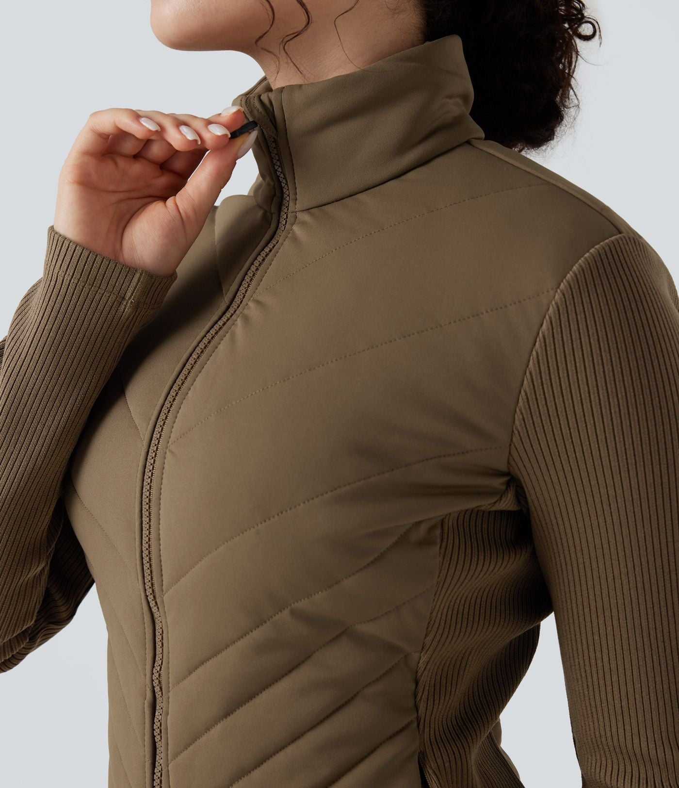 Veste matelassée décontractée à col montant et coupe ajustée, côtelée et contrastée, avec poches