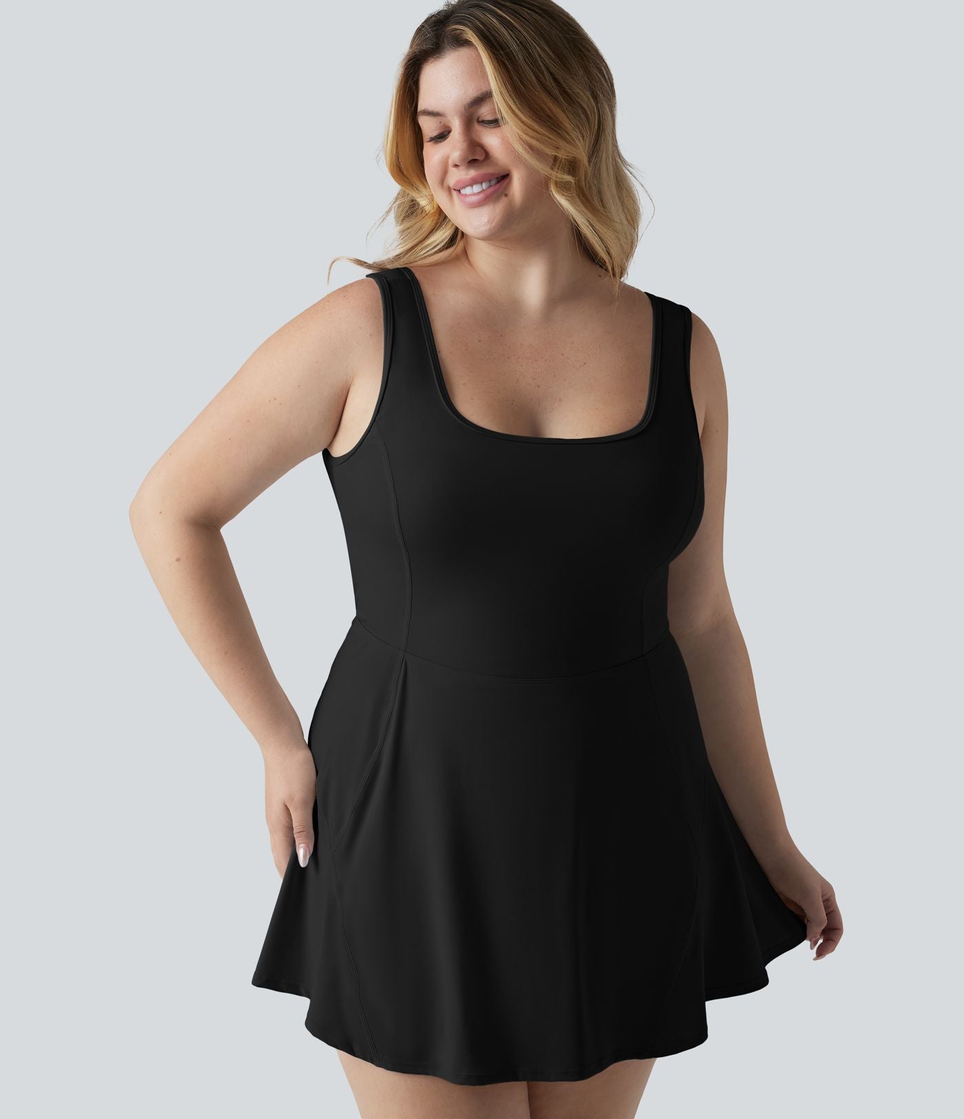 Robe de sport mini grande taille SoftlyZero™ Airy à col U avec brassière intégrée 2-en-1 effet frais InstantCool avec poches, accès facile Easy Peasy
