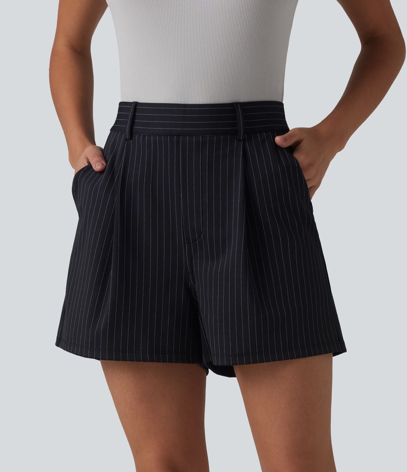 Short tailleur ample à rayures plissées taille haute avec poches