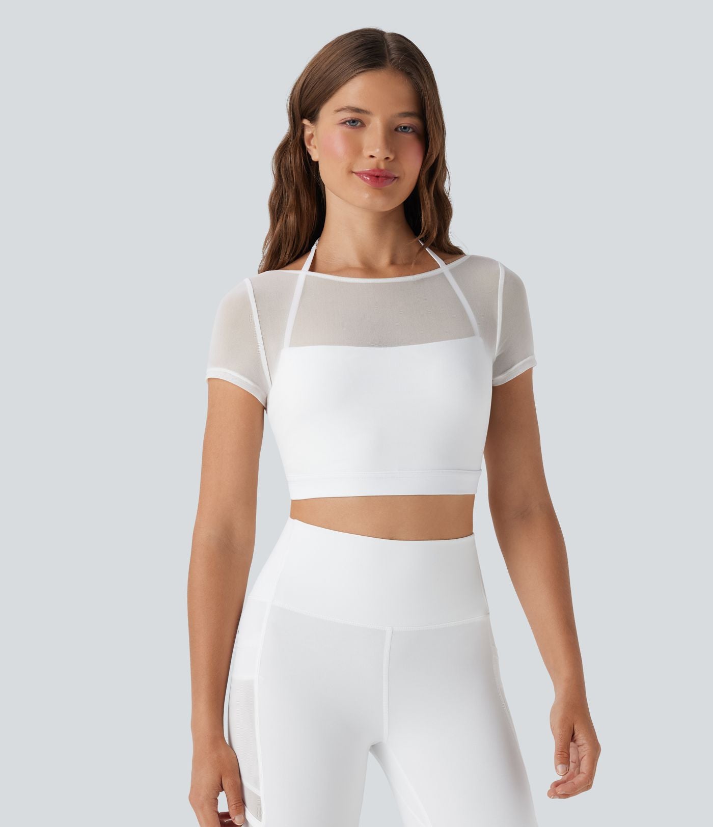 Haut de sport yoga court 2-en-1 dos nu col licou manches courtes mesh contrastant