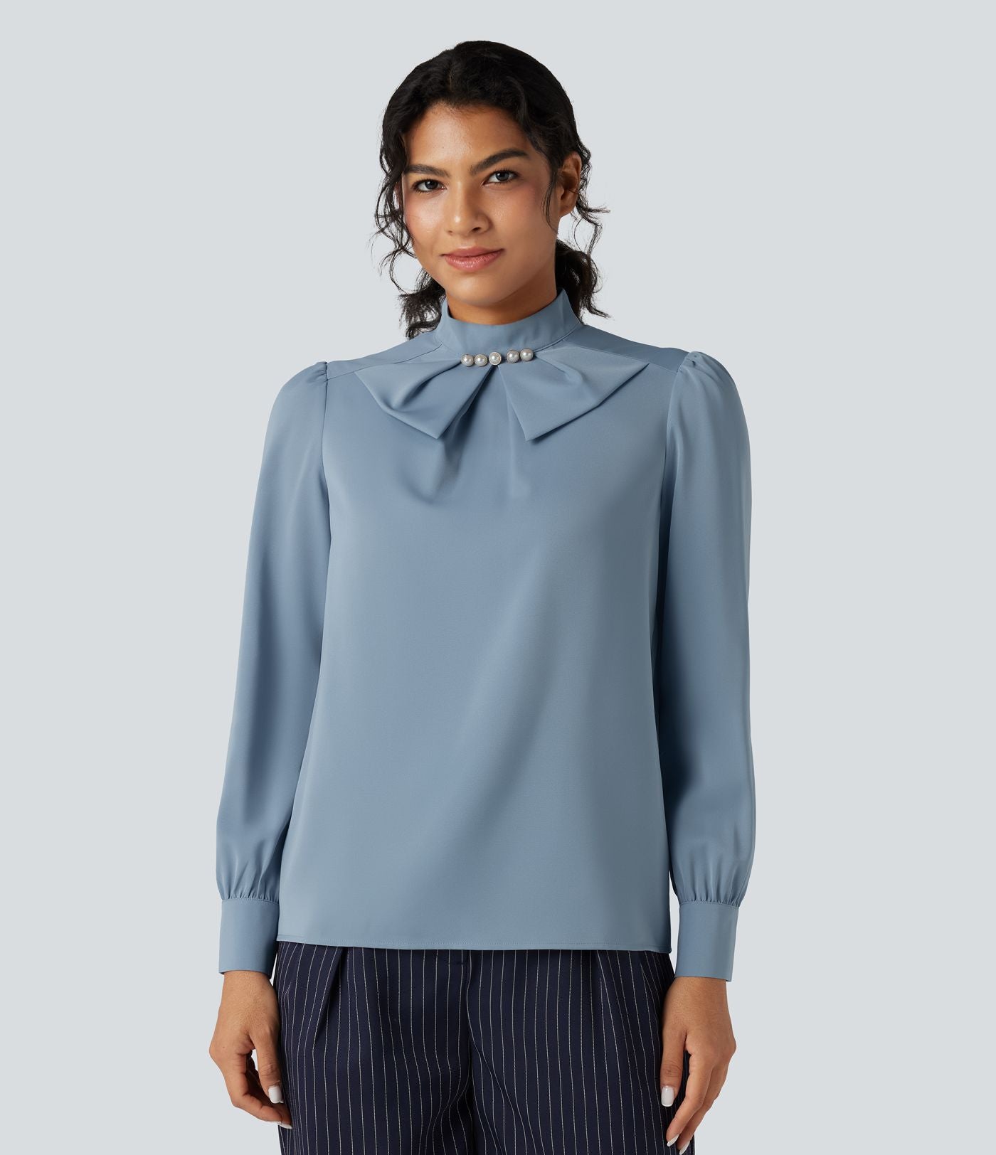 Chemise esprit bureau défroissage facile avec col lavallière, manches longues bouffantes et zip invisible au dos