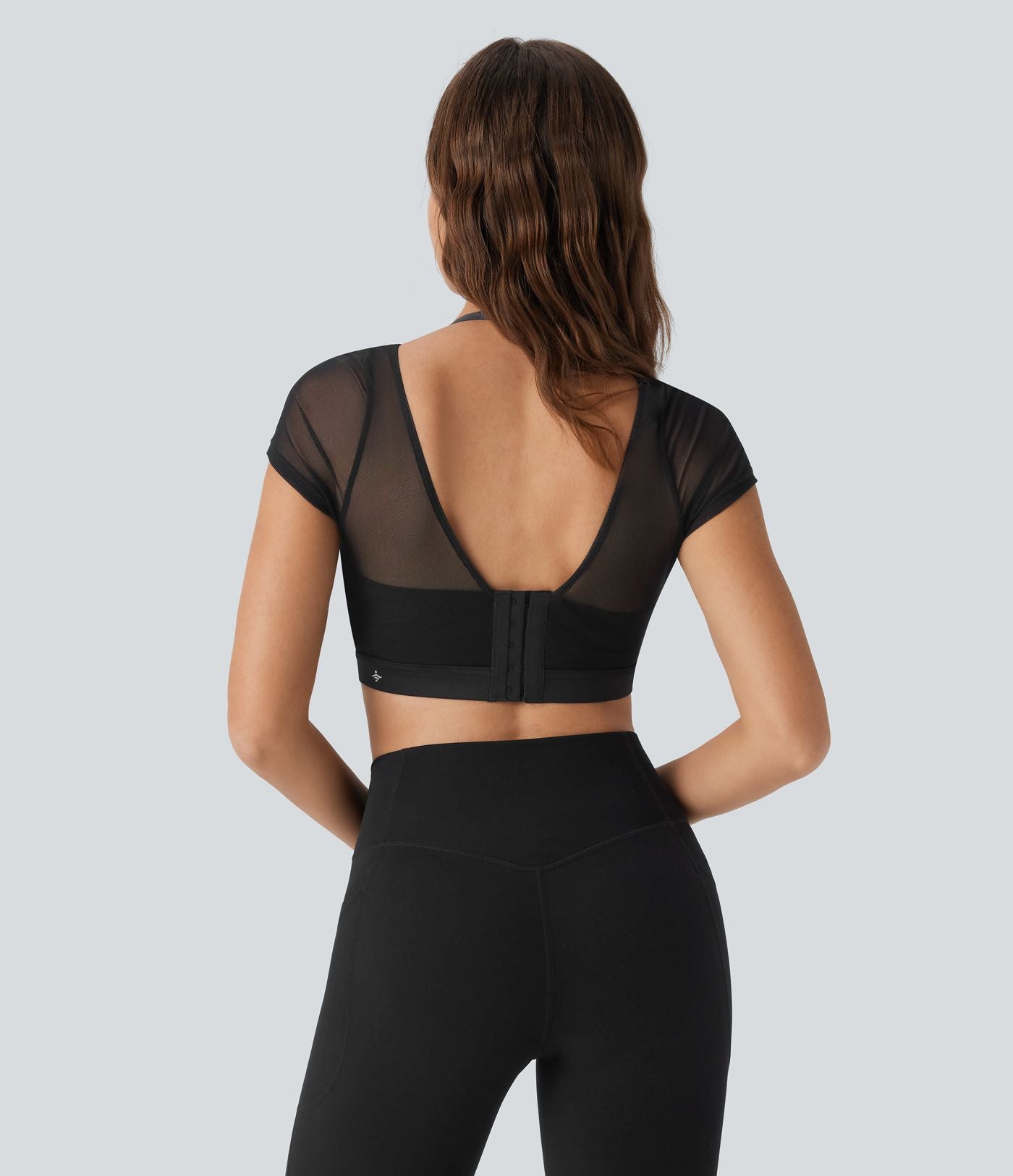Haut de sport yoga court 2-en-1 dos nu col licou manches courtes mesh contrastant