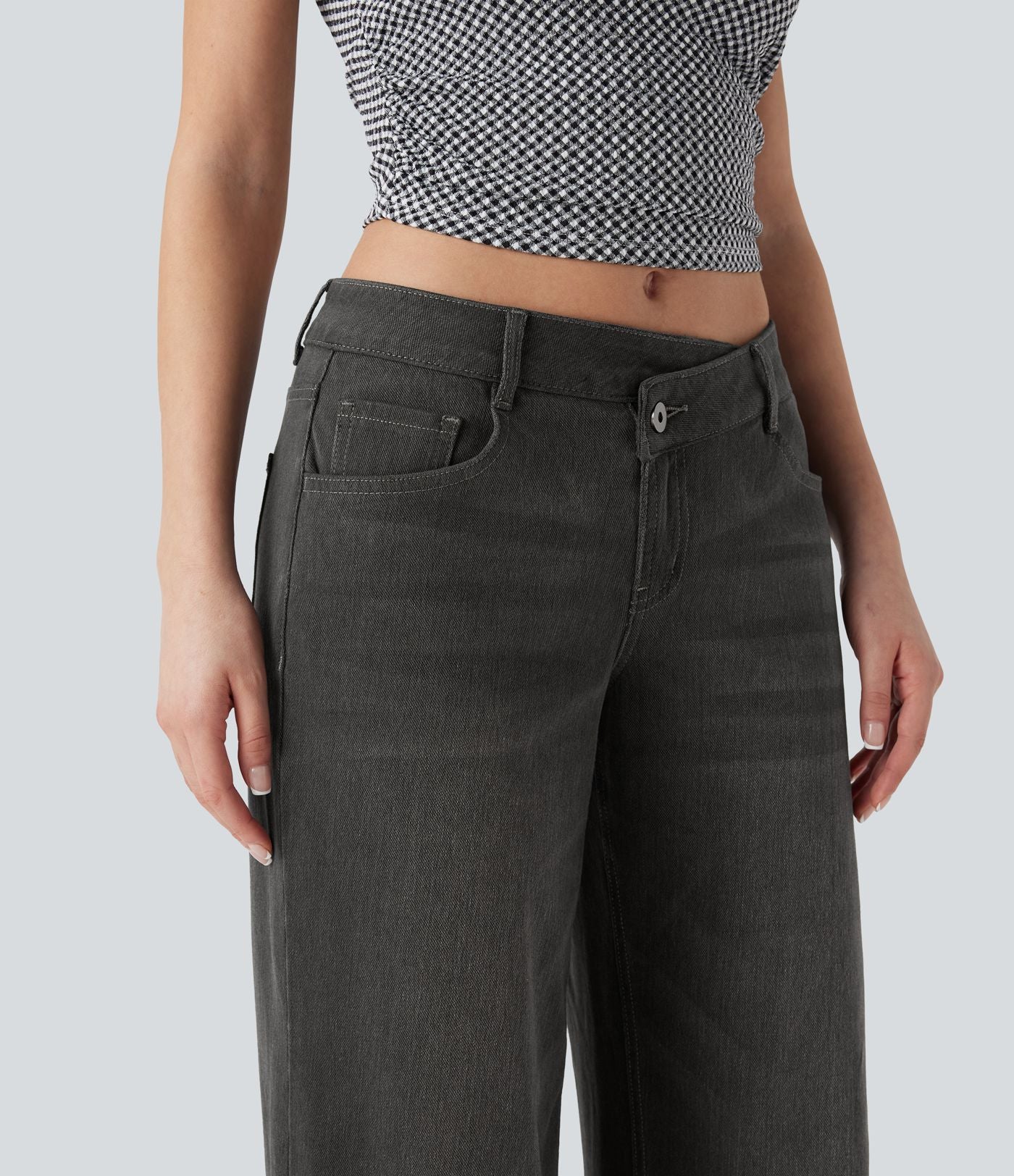 Halara Flex™ Jean large asymétrique taille basse avec bouton, fermeture éclair et poches multiples, délavé et extensible en maille
