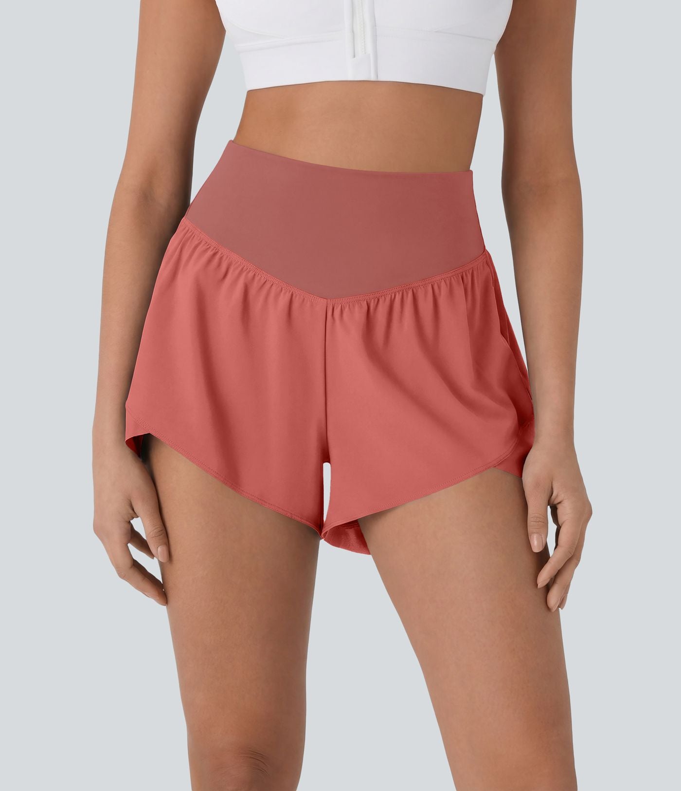 Breezeful™ Short yoga taille haute avec poche arrière ourlet croisé séchage rapide