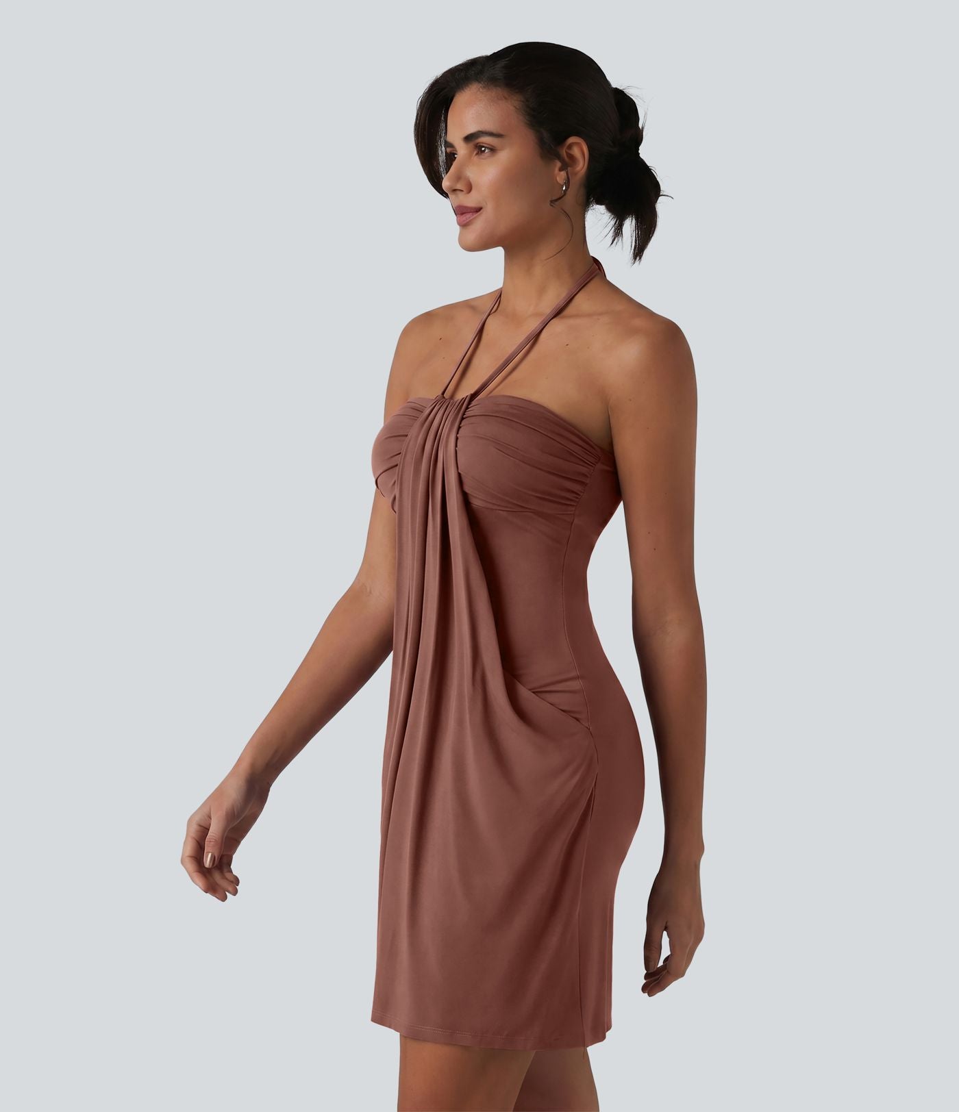 Robe resort mini dos nu à col licou avec lien noué dans le dos et poches