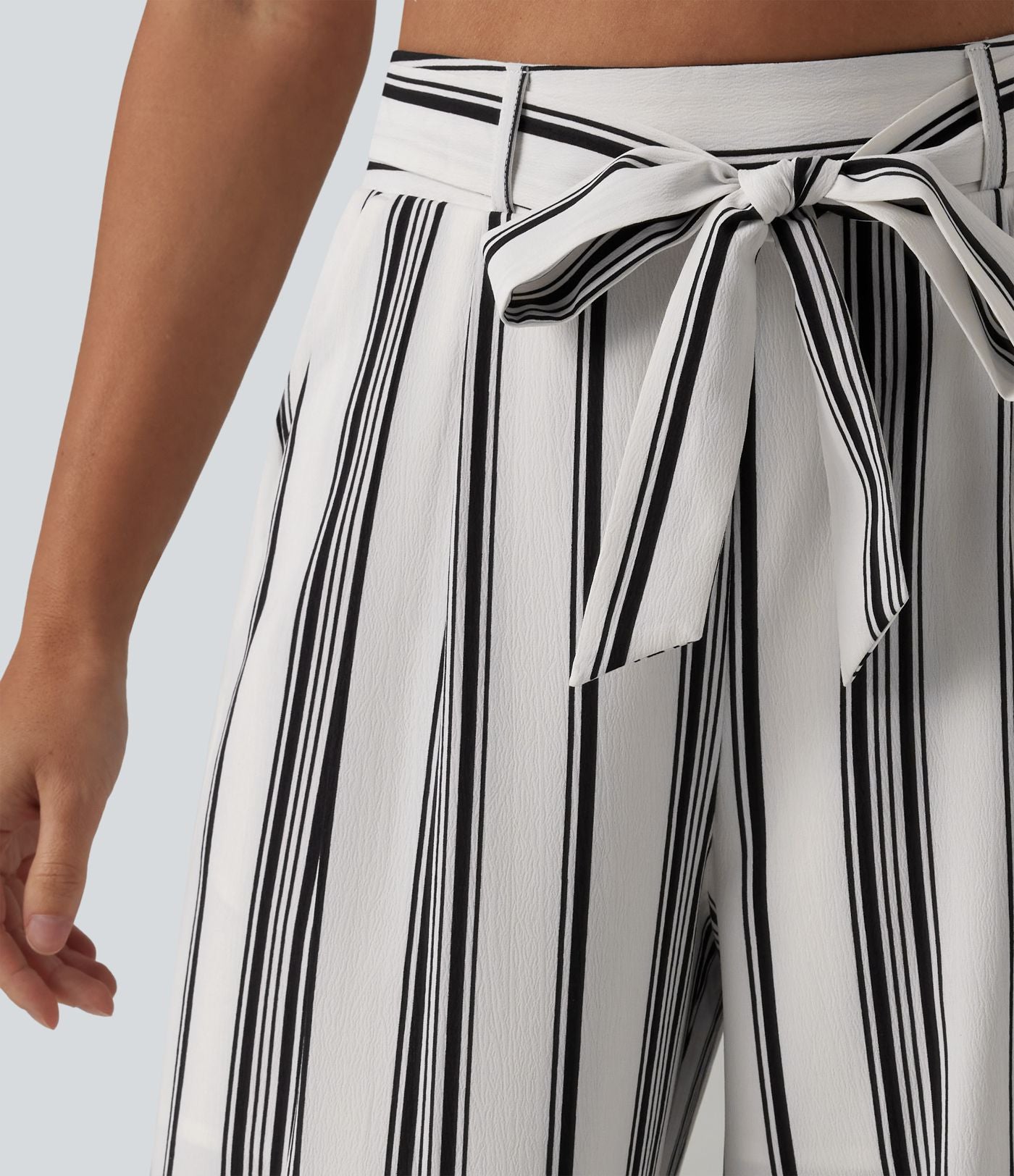 Pantalon large taille haute à rayures avec ceinture et poches