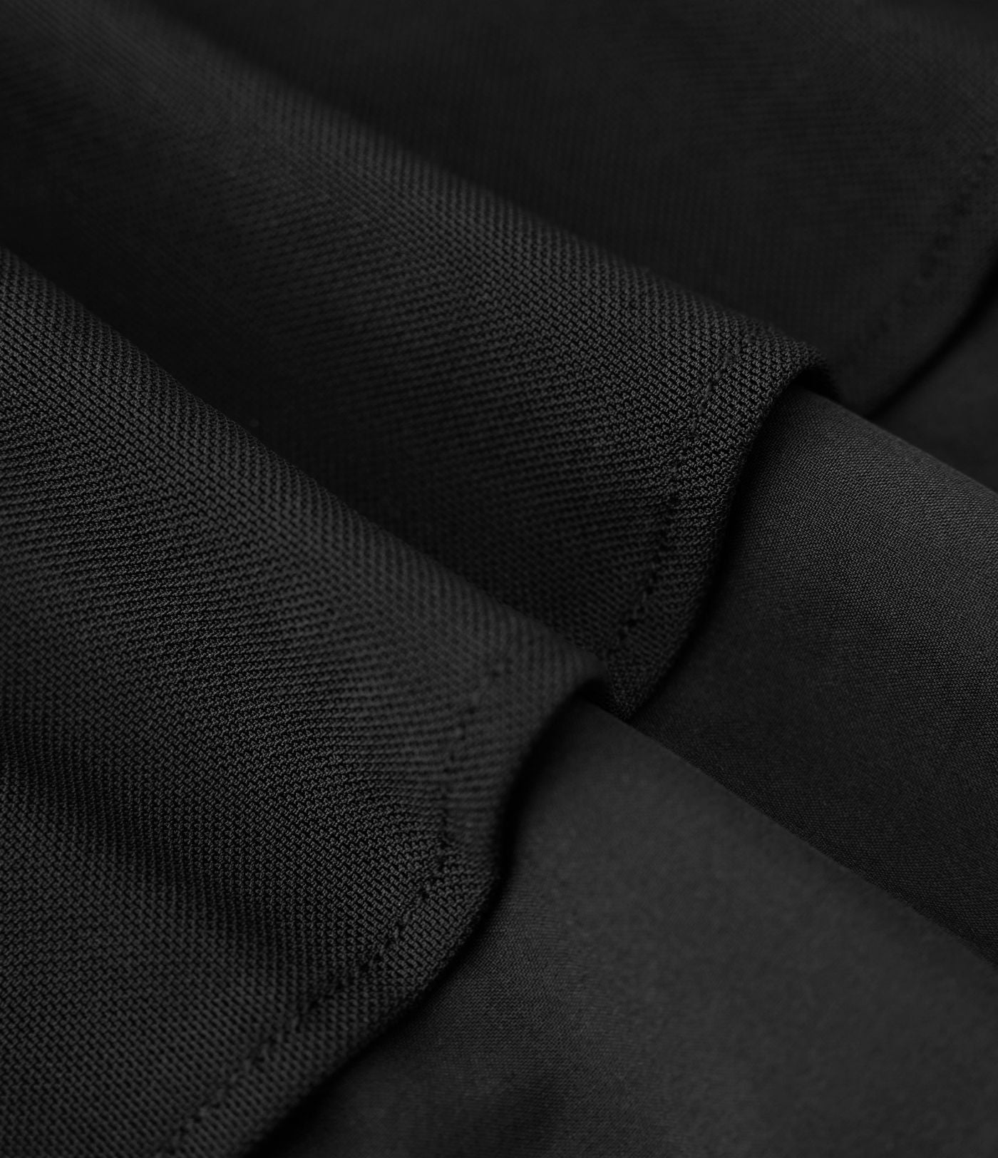 Pantalon fluide et ample avec superposition en mesh, poches latérales et taille haute