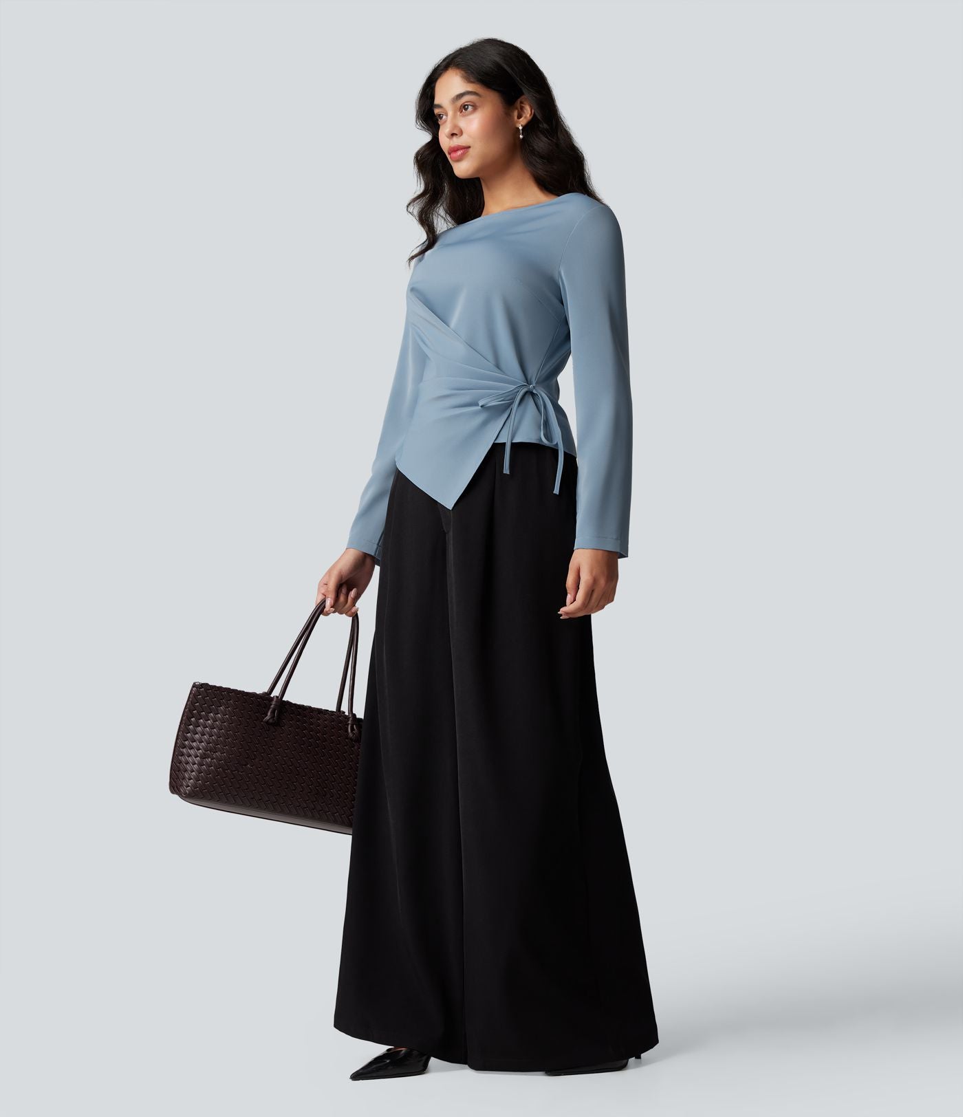 Blouse esprit bureau défroissage facile, encolure bateau, manches longues, fronces et lien côté