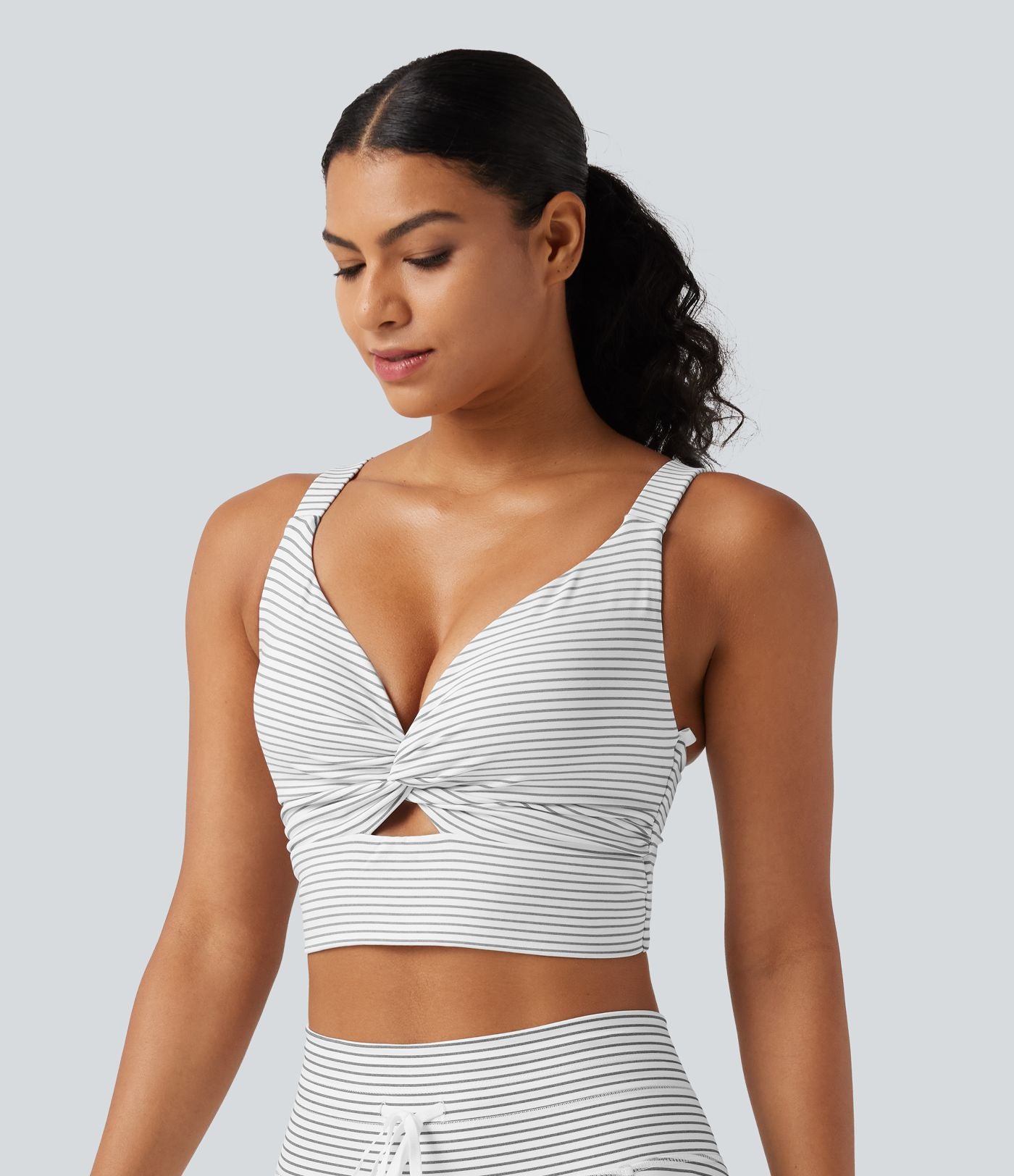Brassière de sport push-up rayée à maintien léger, avec coussinets fixes, idéale pour le yoga.