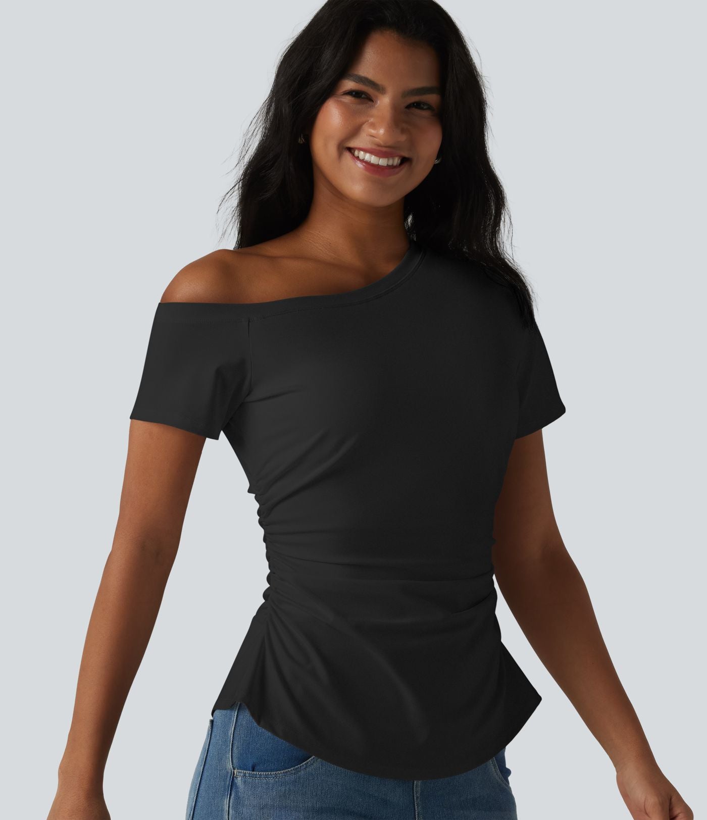 T-shirt SoftlyZero™ Airy asymétrique épaule dénudée froncé avec fente, brassière intégrée et effet frais InstantCool