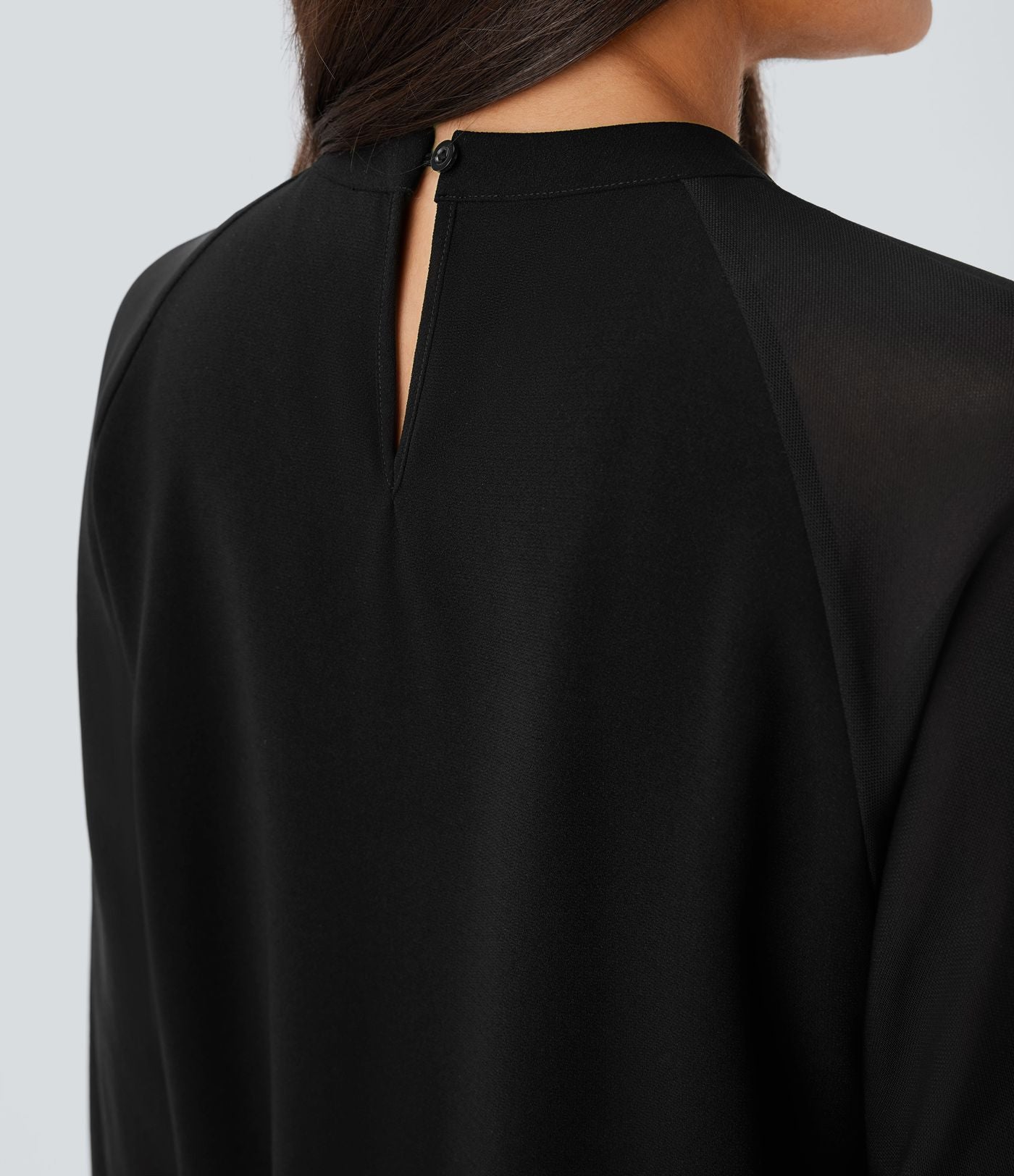 Blouse de travail à col montant avec dos ajouré, manches raglan et empiècements en mesh contrastant