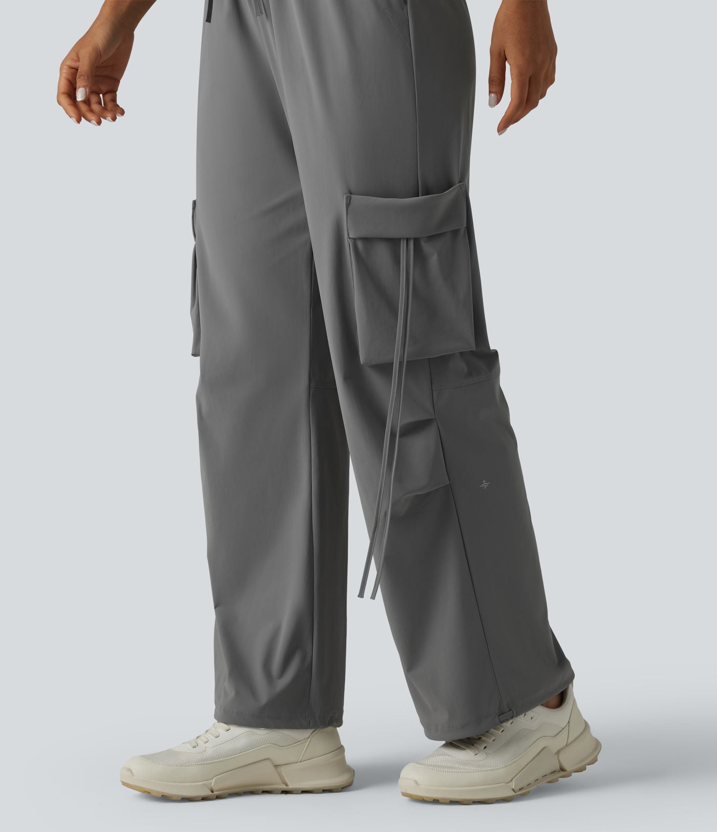 Pantalon cargo large fluide d'entraînement taille haute avec cordon de serrage, séchage rapide, à effet frais InstantCool et poches, protection solaire UPF40+