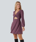 Robe courte col V avec découpes manches longues fermeture éclair