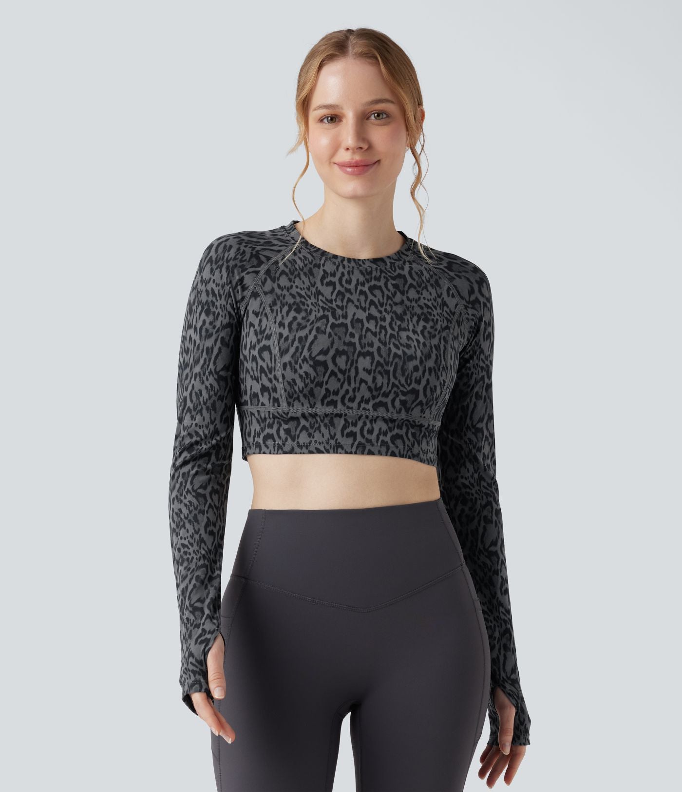 Haut de sport yoga court col rond à manches longues avec passants pouces imprimé léopard Halara UltraSculpt™