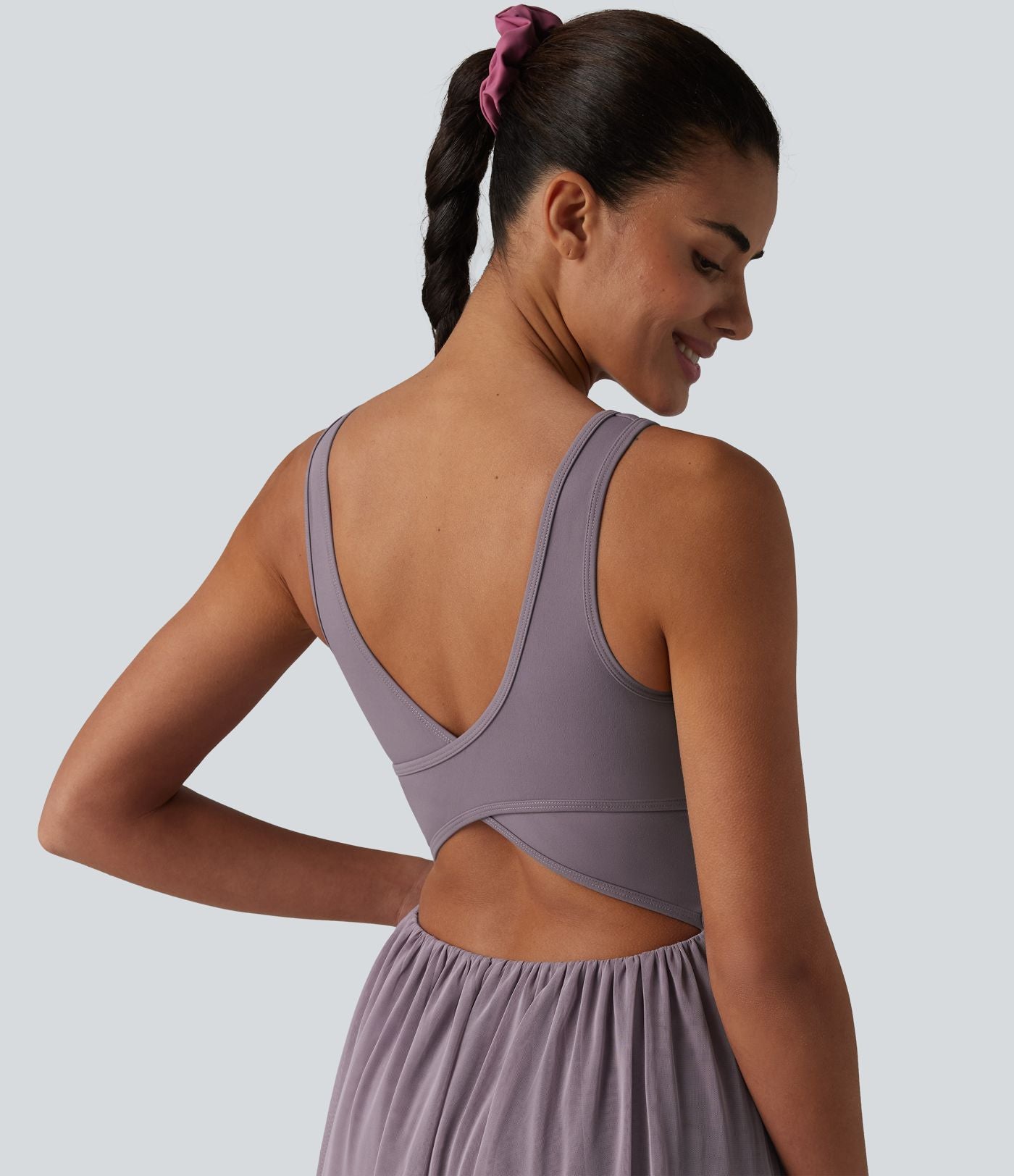 Robe de tennis courte fluide 2-en-1 SoftlyZero™ dos nu avec bretelles croisées, mesh contrasté, brassière intégrée et poches – Easy Peasy