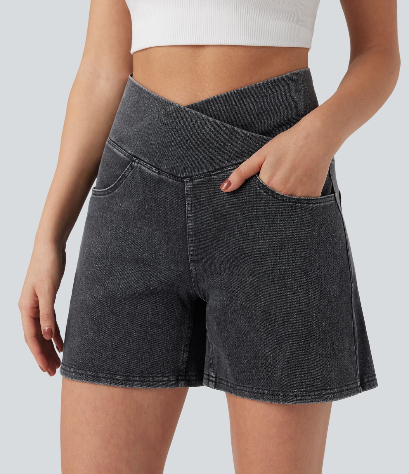 Halara Flex™ Short décontracté évasé à jambe large en denim extensible délavé taille haute croisée avec poches multiples