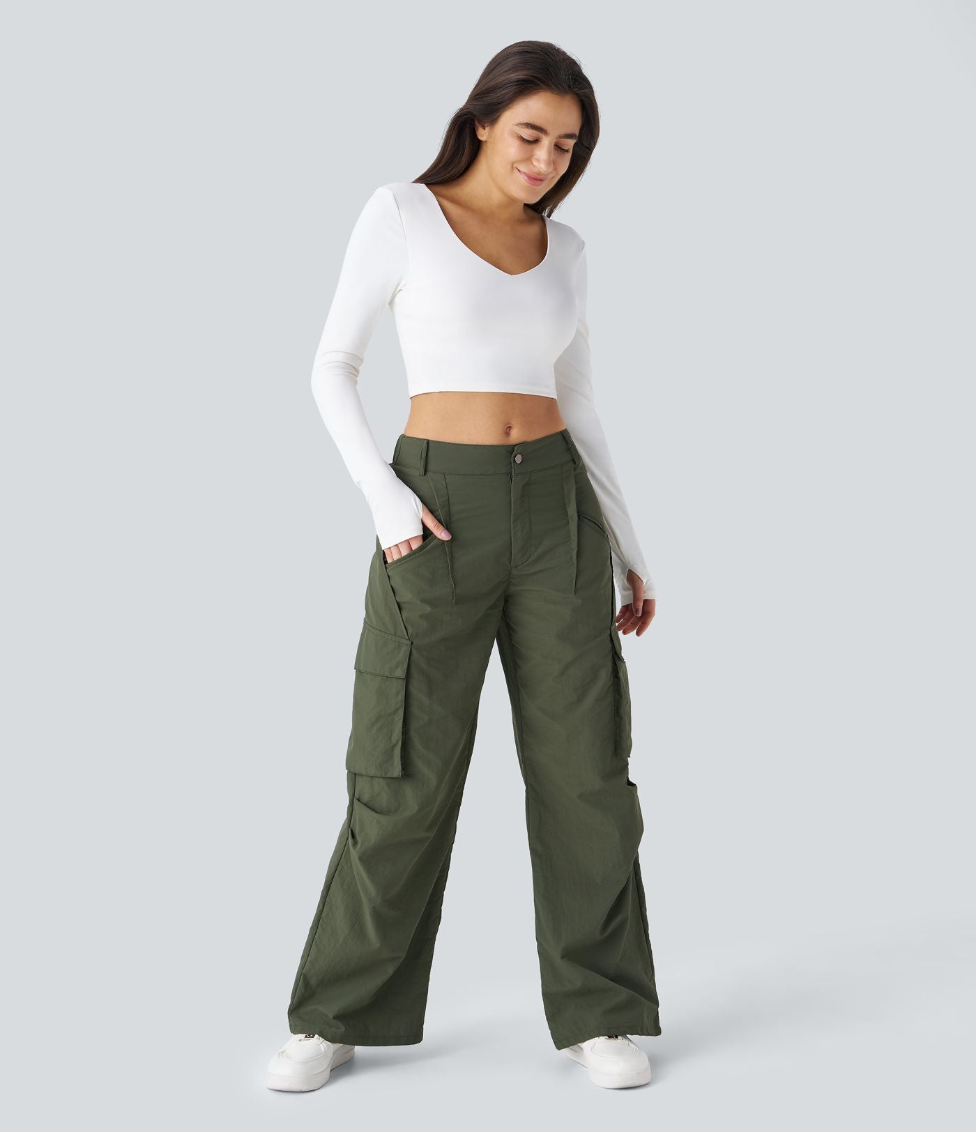 Pantalon cargo décontracté à taille moyenne, jambes larges, boutons, fermeture éclair et poches latérales