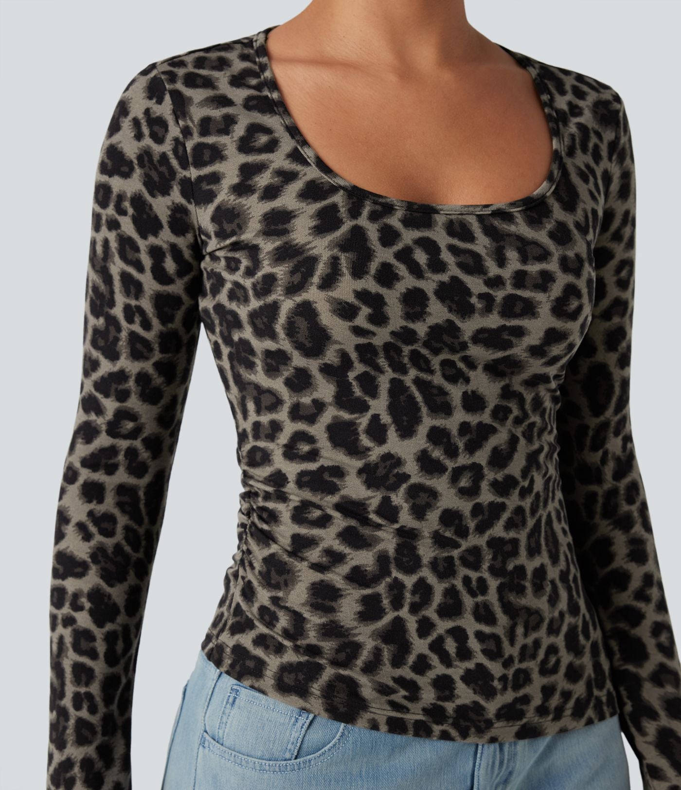 T-shirt imprimé léopard col échancré ourlet asymétrique manches longues avec trous pouces