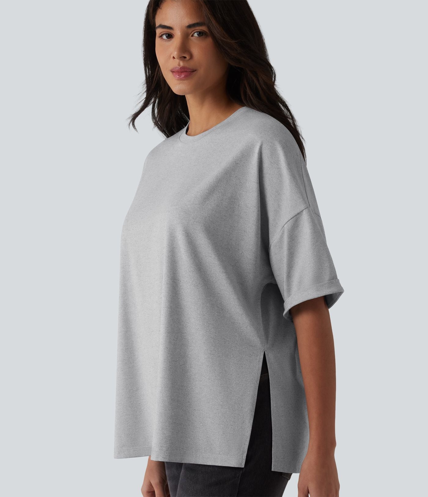 T-shirt décontracté col rond manches retroussées avec ourlet fendu