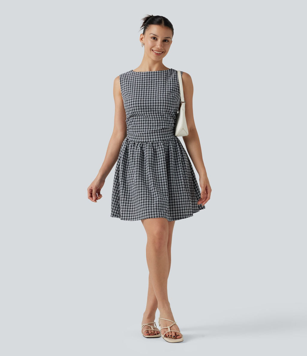Robe mini trapèze vichy sans manches à col bateau, détails froncés, fermeture invisible et poches