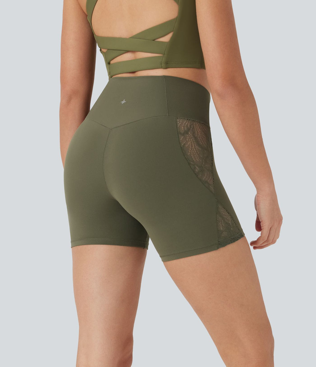 Softlyzero™ Short cycliste yoga taille haute croisé avec dentelle contrastée et poche arrière 12,5 cm - UPF50+