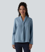 Blouse esprit bureau défroissage facile, col V, manches longues et lien à nouer