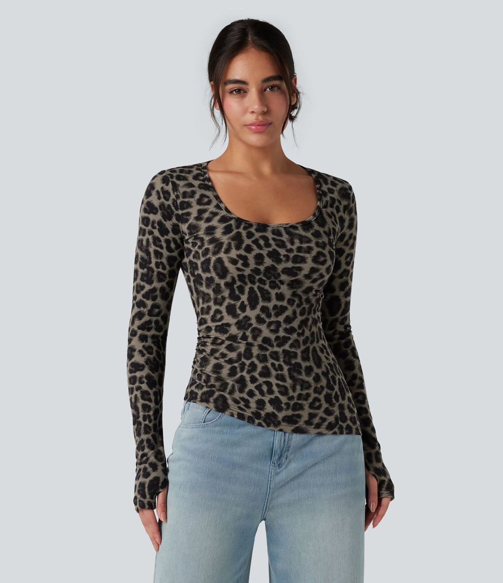 T-shirt imprimé léopard col échancré ourlet asymétrique manches longues avec trous pouces