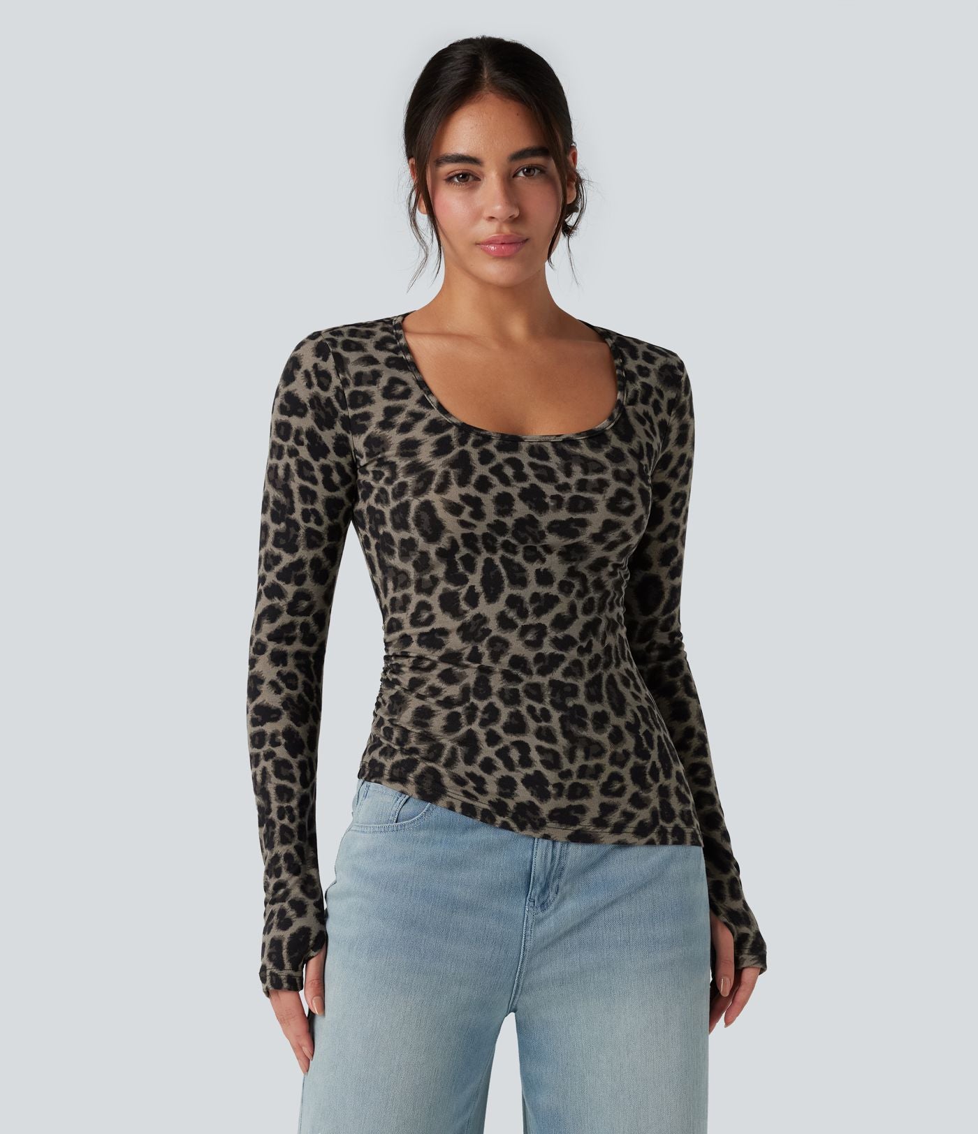 T-shirt imprimé léopard col échancré ourlet asymétrique manches longues avec trous pouces