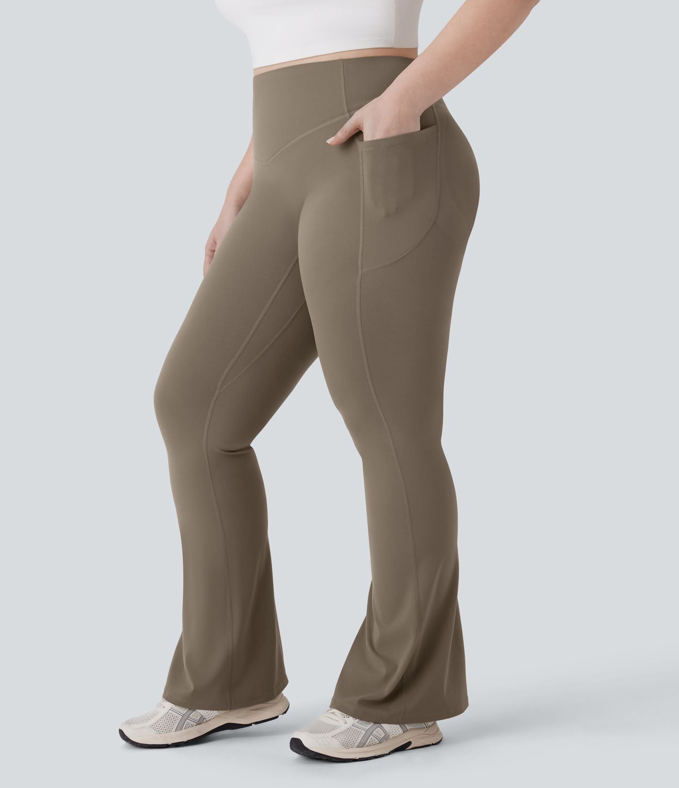 Pantalon de yoga à coupe bootcut gainant galbant taille haute grande taille avec effet scrunch et poches Halara UltraSculpt™