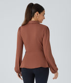 Blouse de travail à col châle, effet cache-cœur, lien sur le côté et ourlet à volants