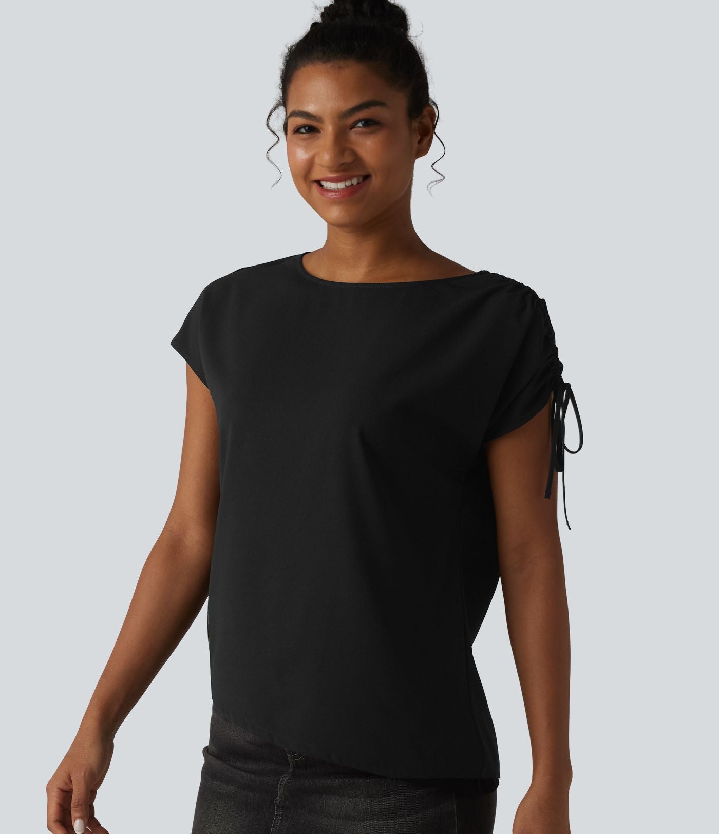 T-shirt tailleur en mousseline infroissable col bateau avec cordon de serrage et ourlet asymétrique