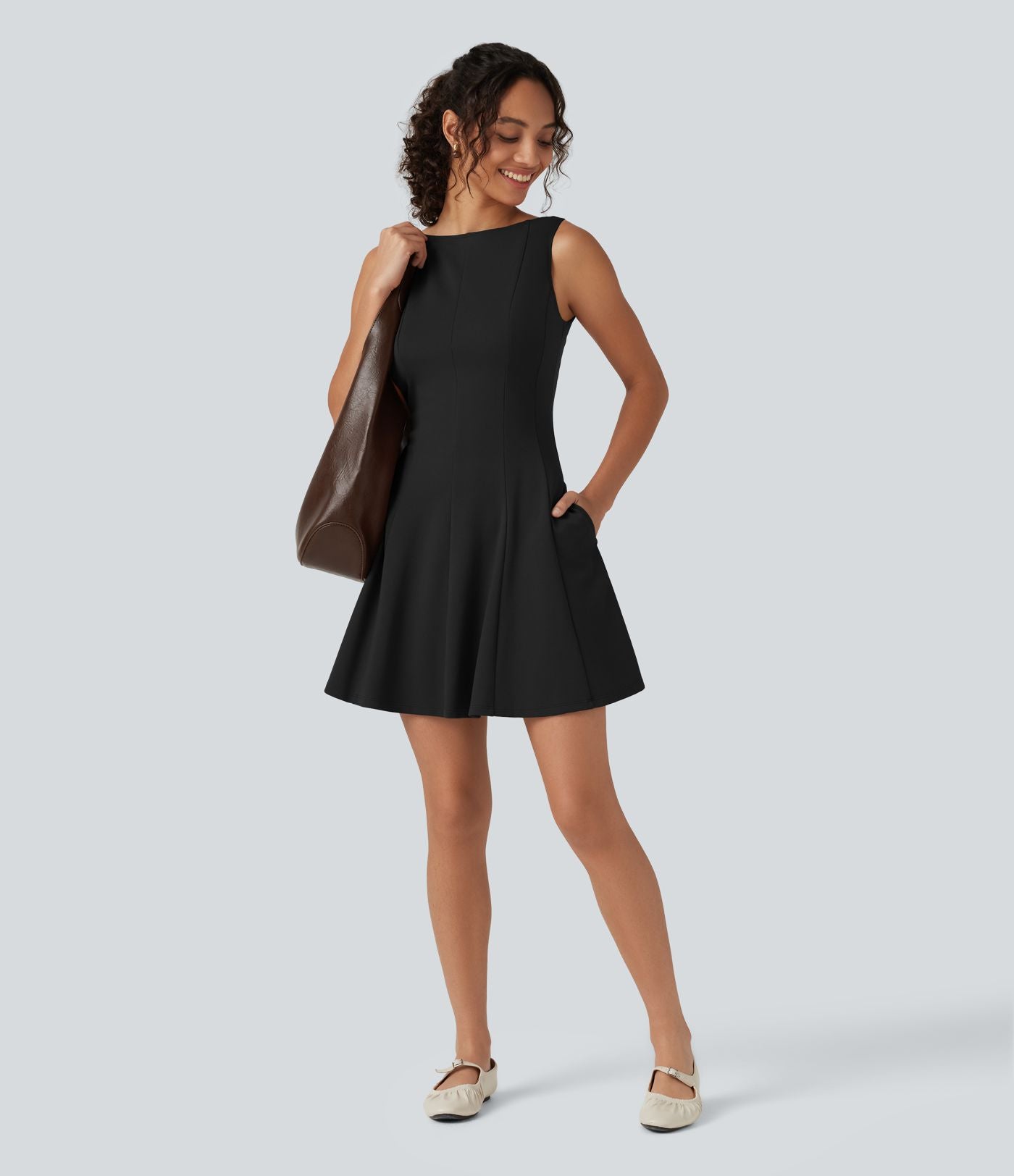Robe mini évasée esprit bureau à encolure bateau sans manches avec poches