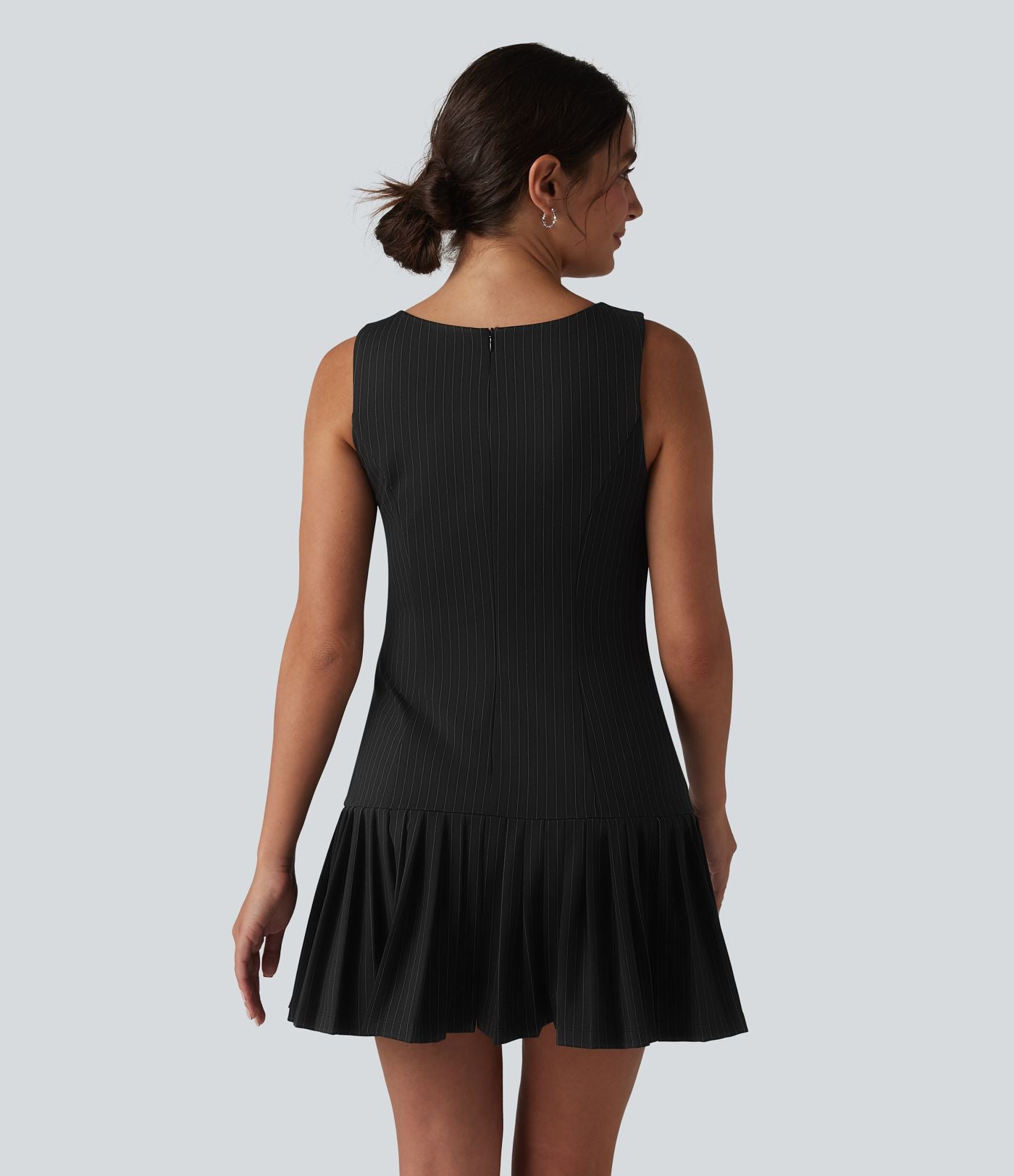 Robe mini habillée col bateau sans manches à rayures et détails plissés