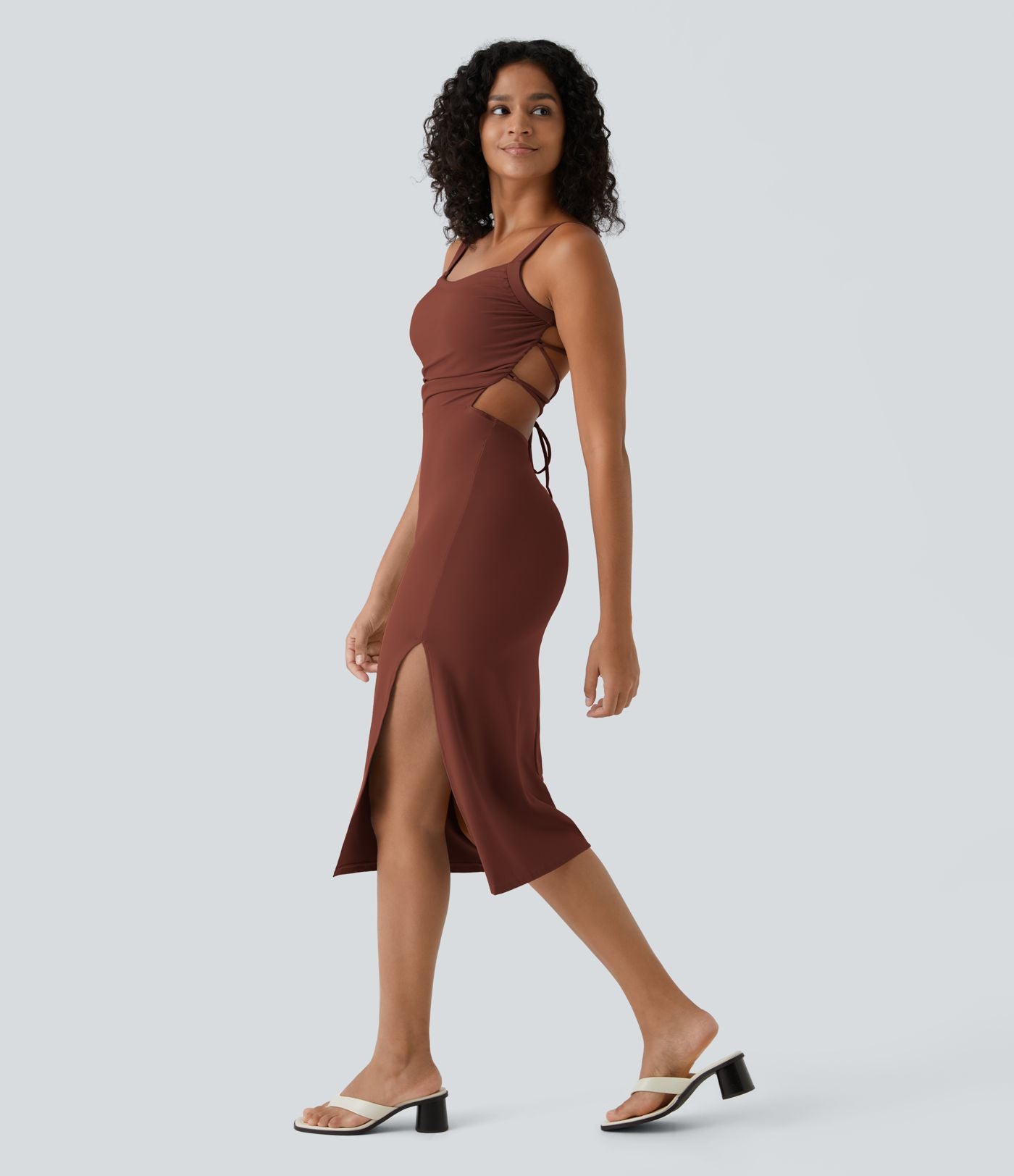Robe midi laquée fendue, brassière intégrée, dos nu croisé