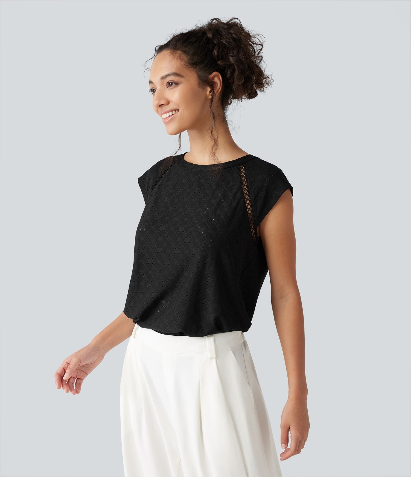 Blouse décontractée à col rond, mancherons, découpes et lien au dos