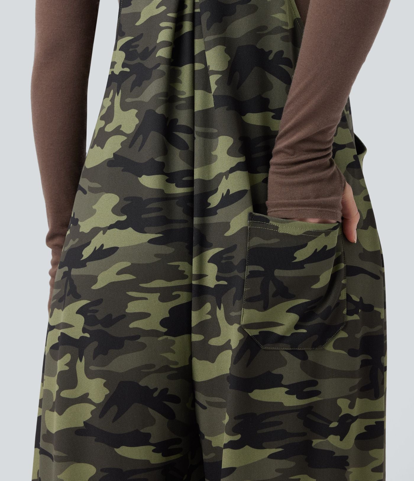 Salopette en maille gaufrée imprimé camouflage avec poches