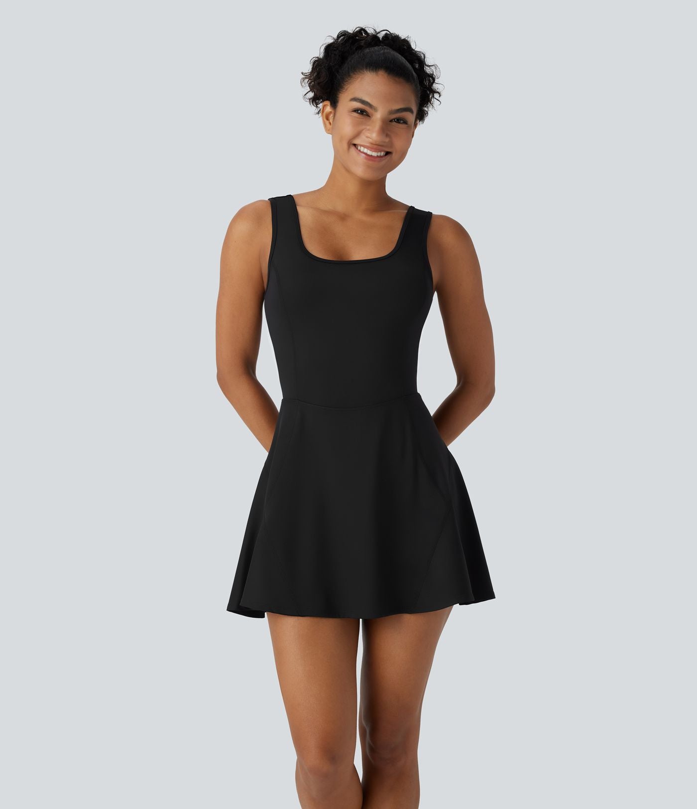 Softlyzero™ Airy Robe Sport de danse courte 2-en-1 avec dos nu croisé, encolure en U et poches latérales