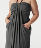 Robe maxi grande taille à col halter avec brassière intégrée, lien noué au dos et poches