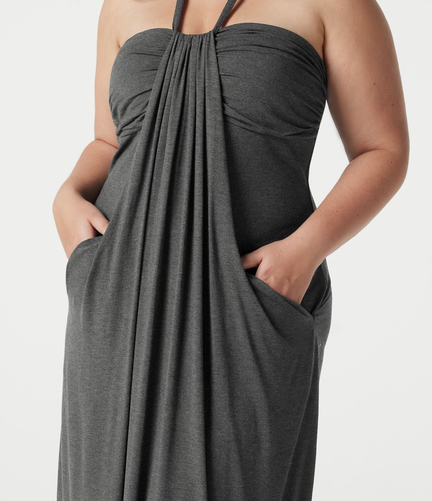 Robe maxi grande taille à col halter avec brassière intégrée, lien noué au dos et poches