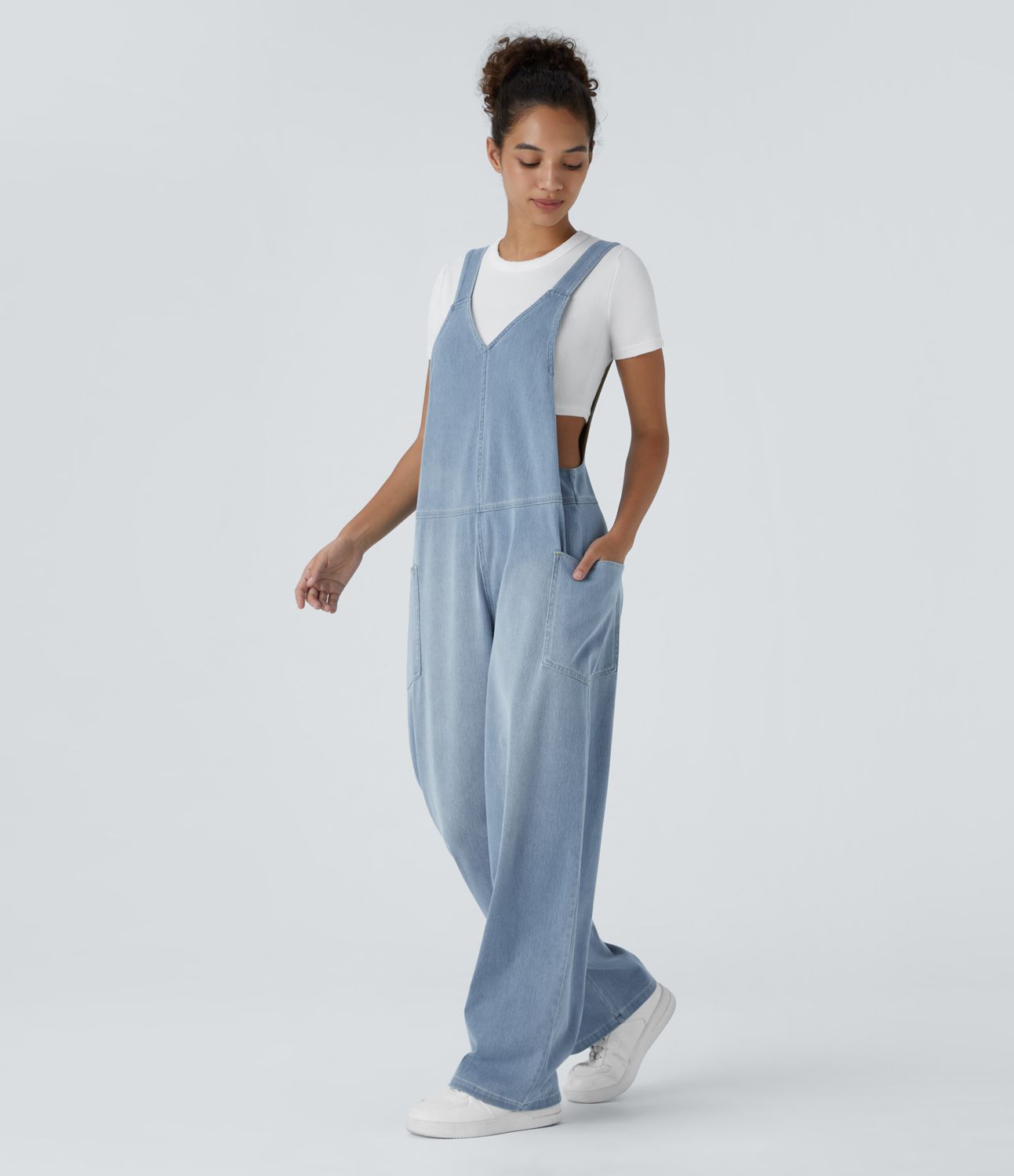 Salopette décontractée Halara Flex™ en denim extensible délavé, col V et poches latérales