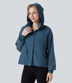 Veste cape d'entraînement à capuche amovible avec cordon de serrage, mesh contrastant et ourlet à volants avec poche