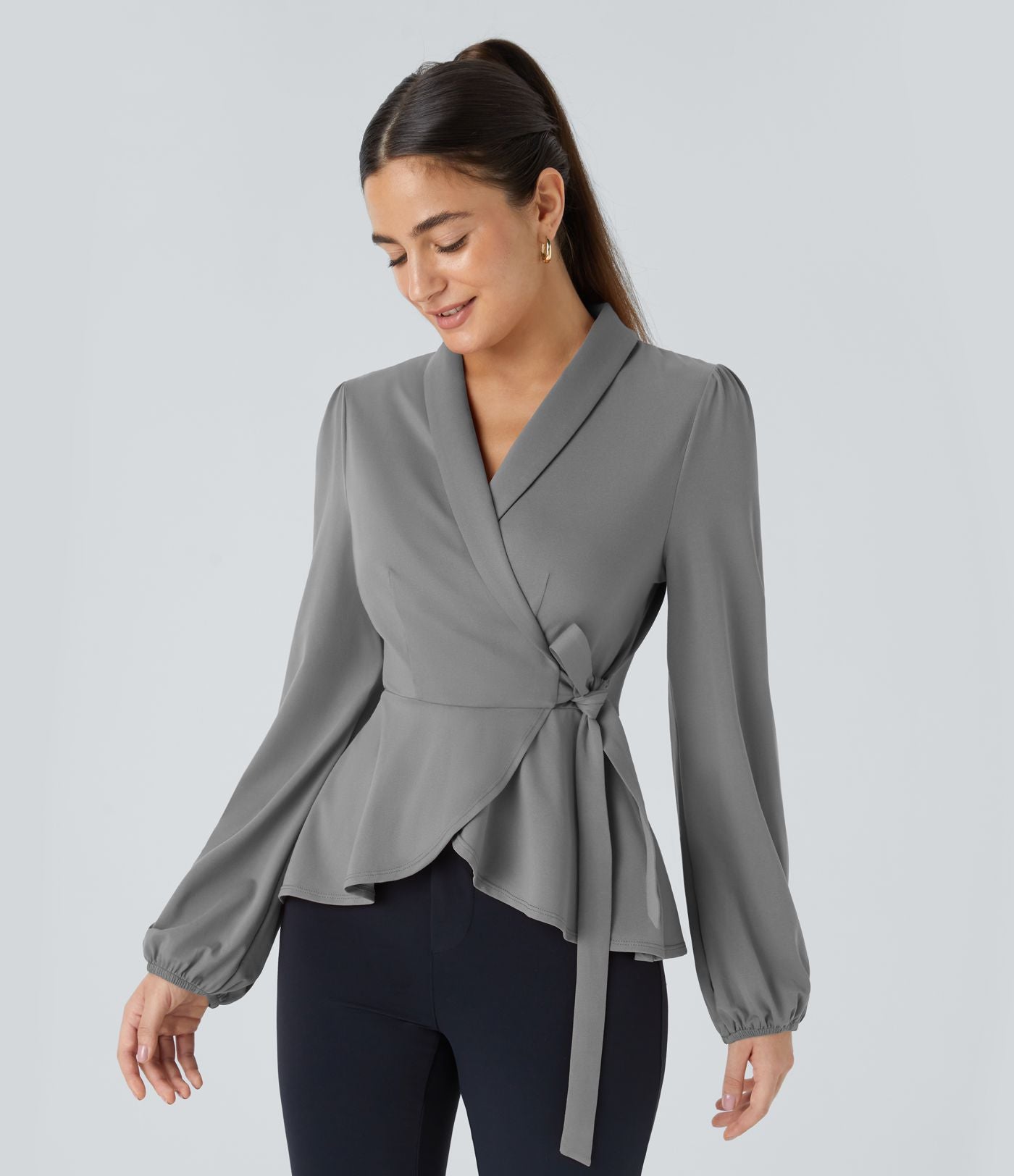 Blouse de travail à col châle, effet cache-cœur, lien sur le côté et ourlet à volants