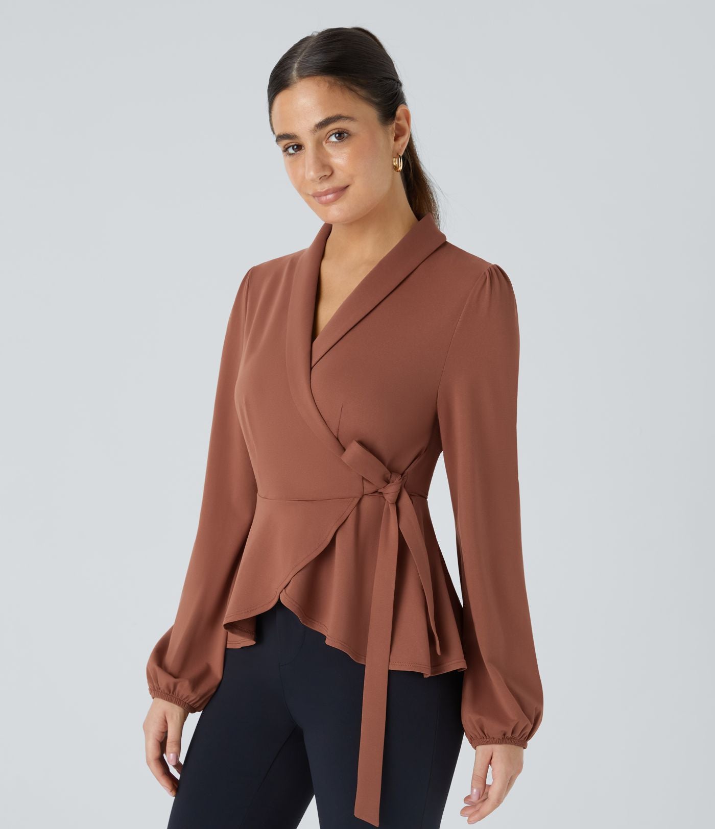 Blouse de travail à col châle, effet cache-cœur, lien sur le côté et ourlet à volants