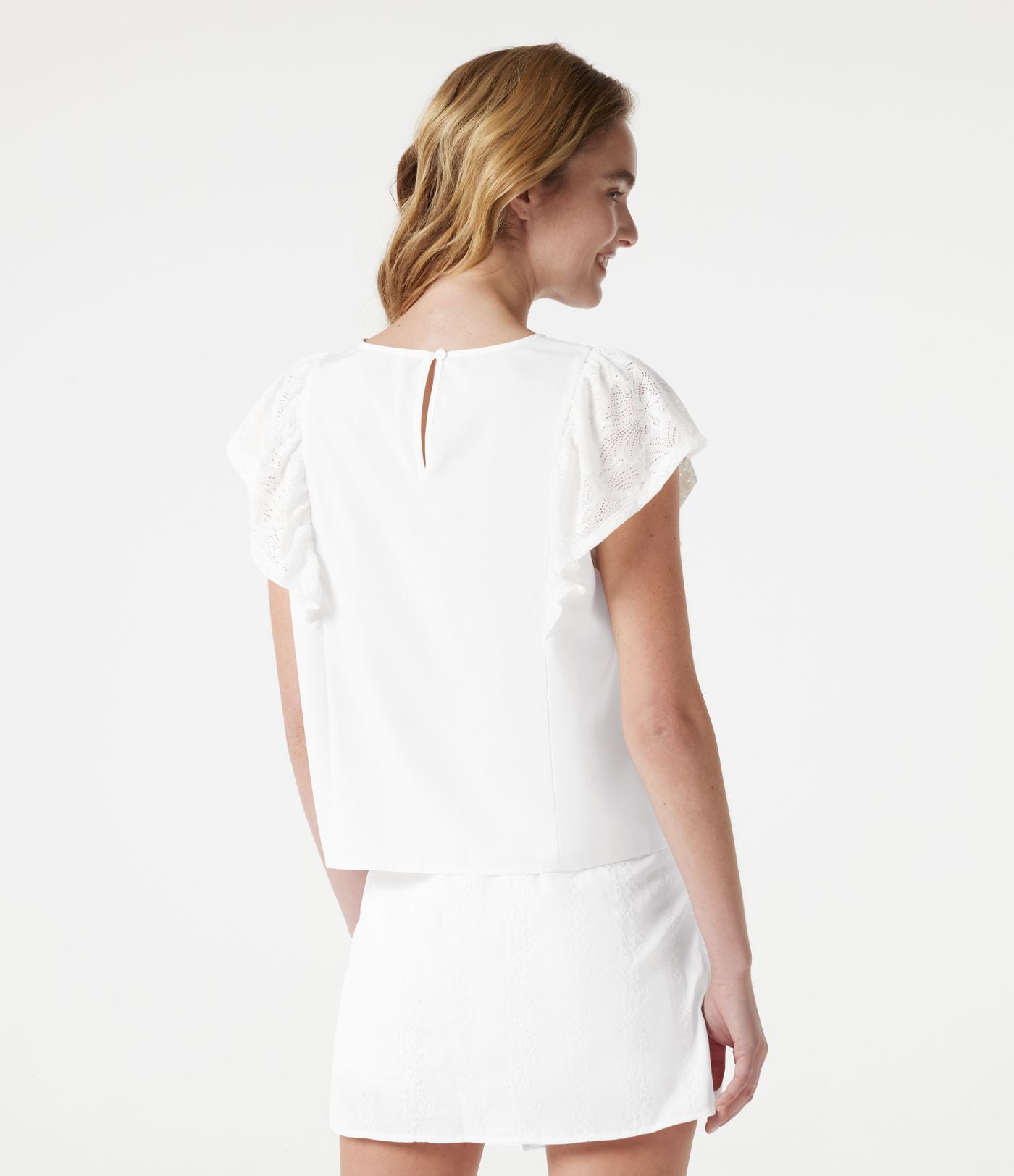 Blouse casual col rond avec découpe goutte d'eau au dos, dentelle contrastée et manches à volants