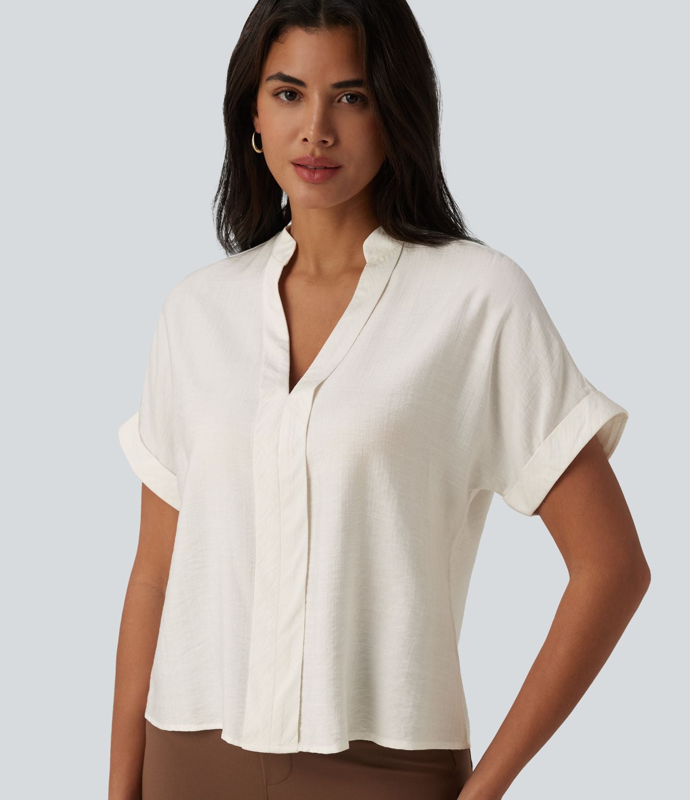 Chemise col V manches courtes aspect lin pour le bureau